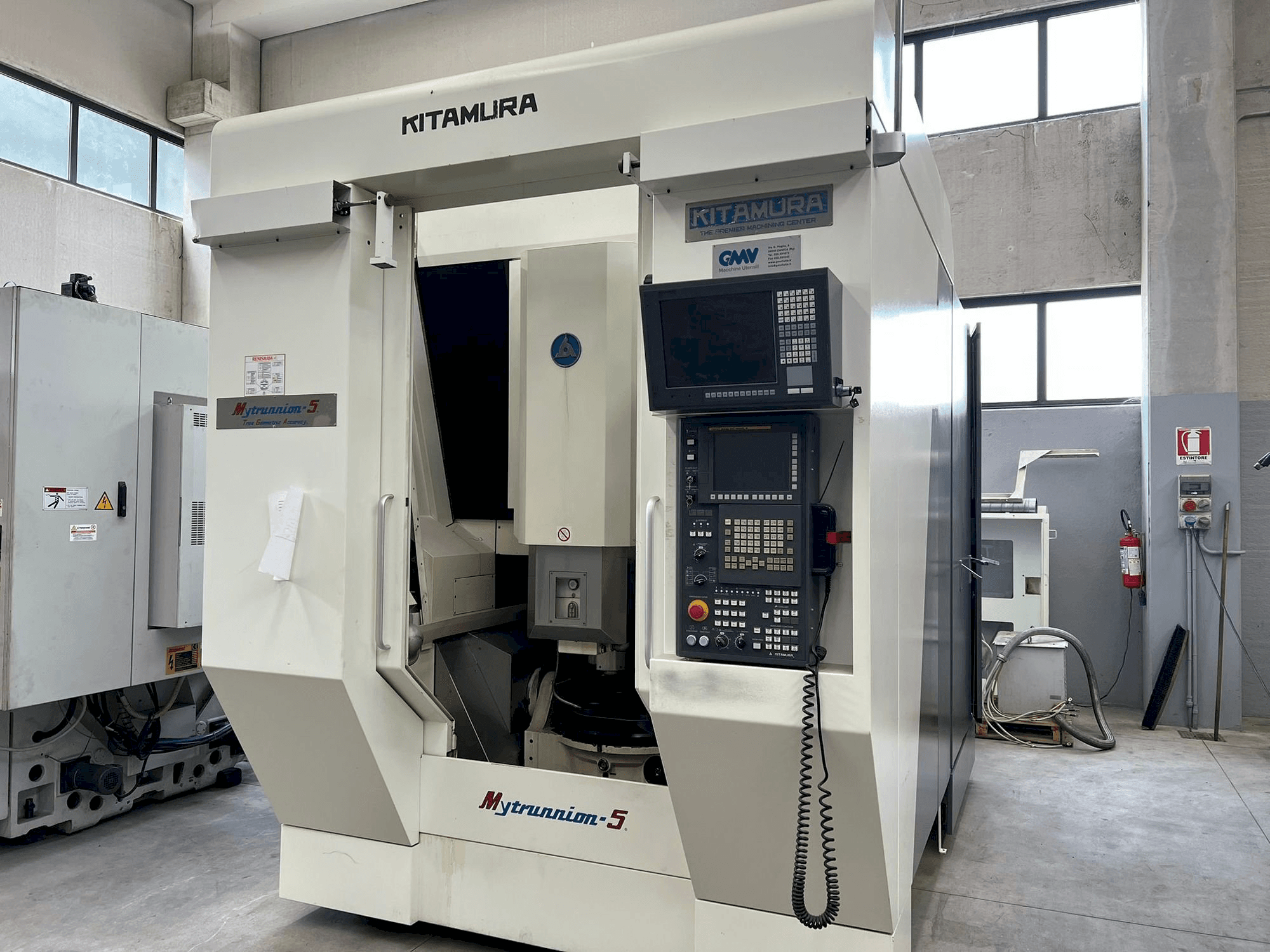Widok z przodu maszyny Kitamura Mytrunnion 5