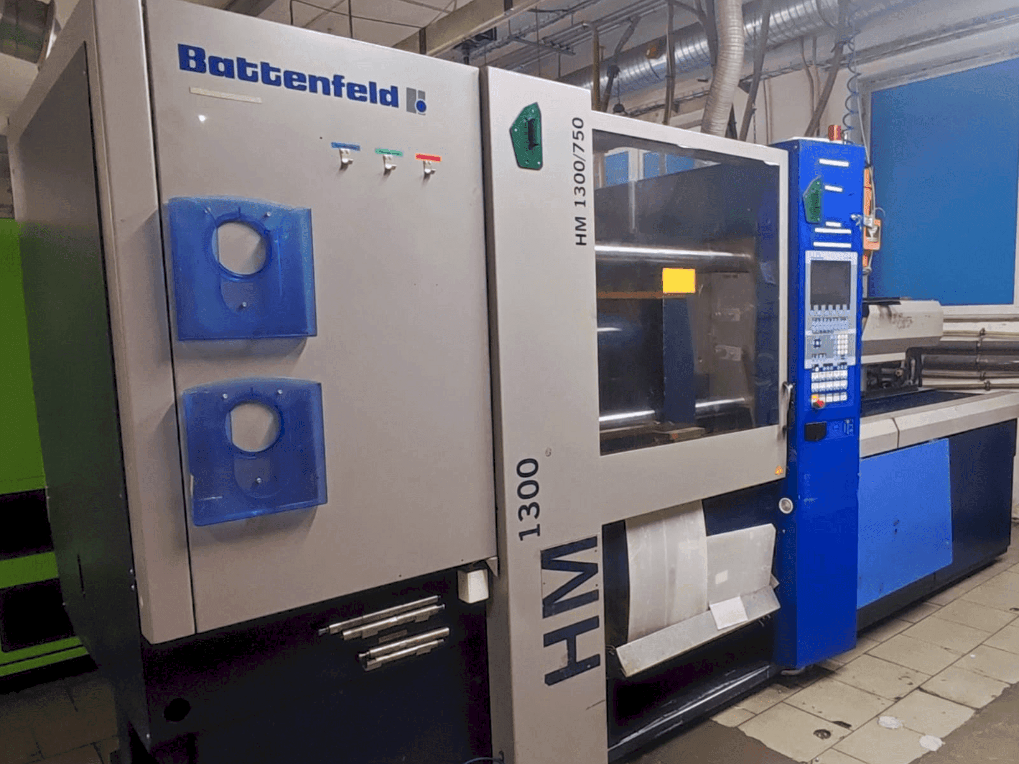 Widok z przodu maszyny Battenfeld HM 1300/750
