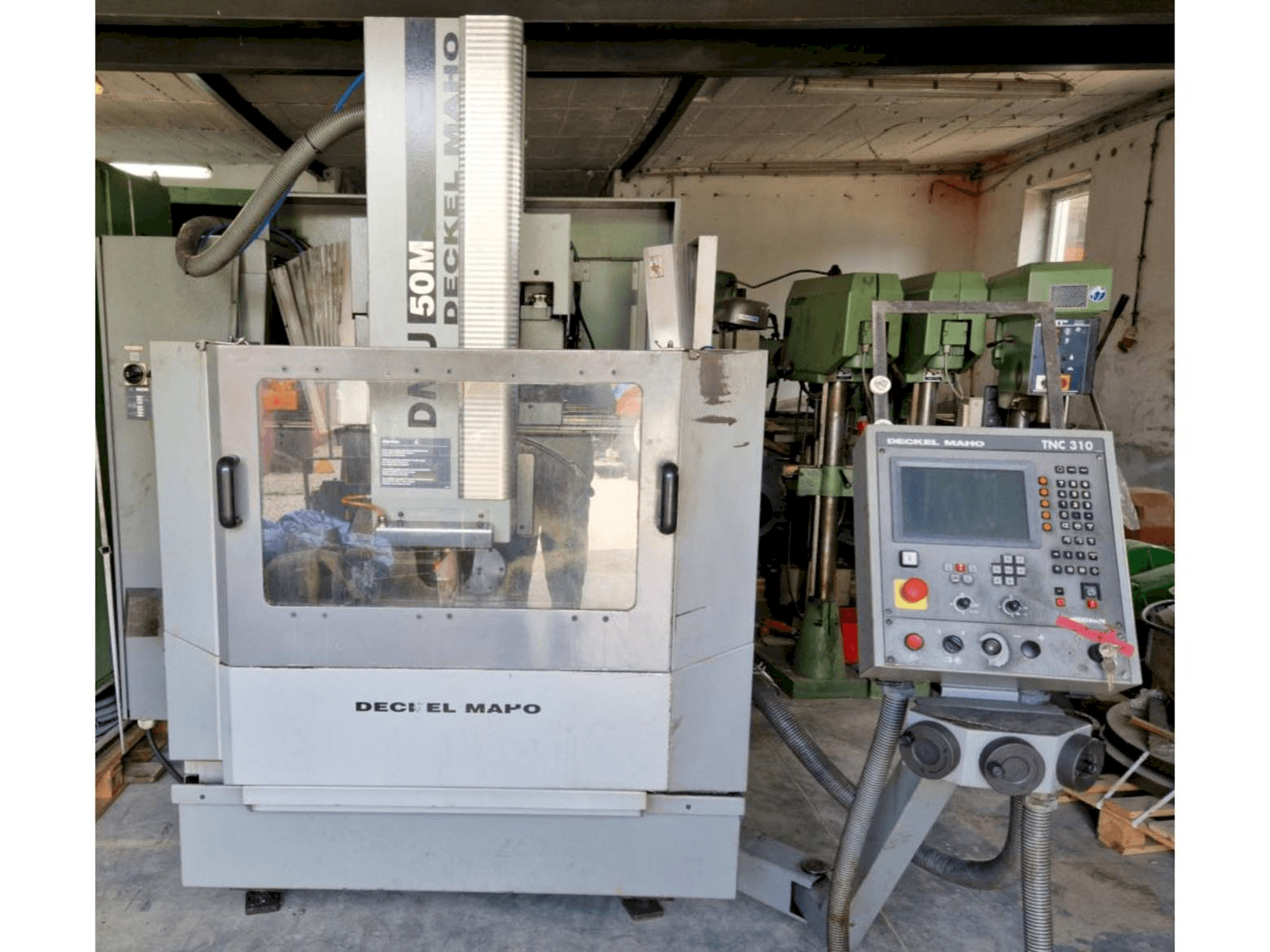 Widok z przodu maszyny DECKEL MAHO DMU 50M
