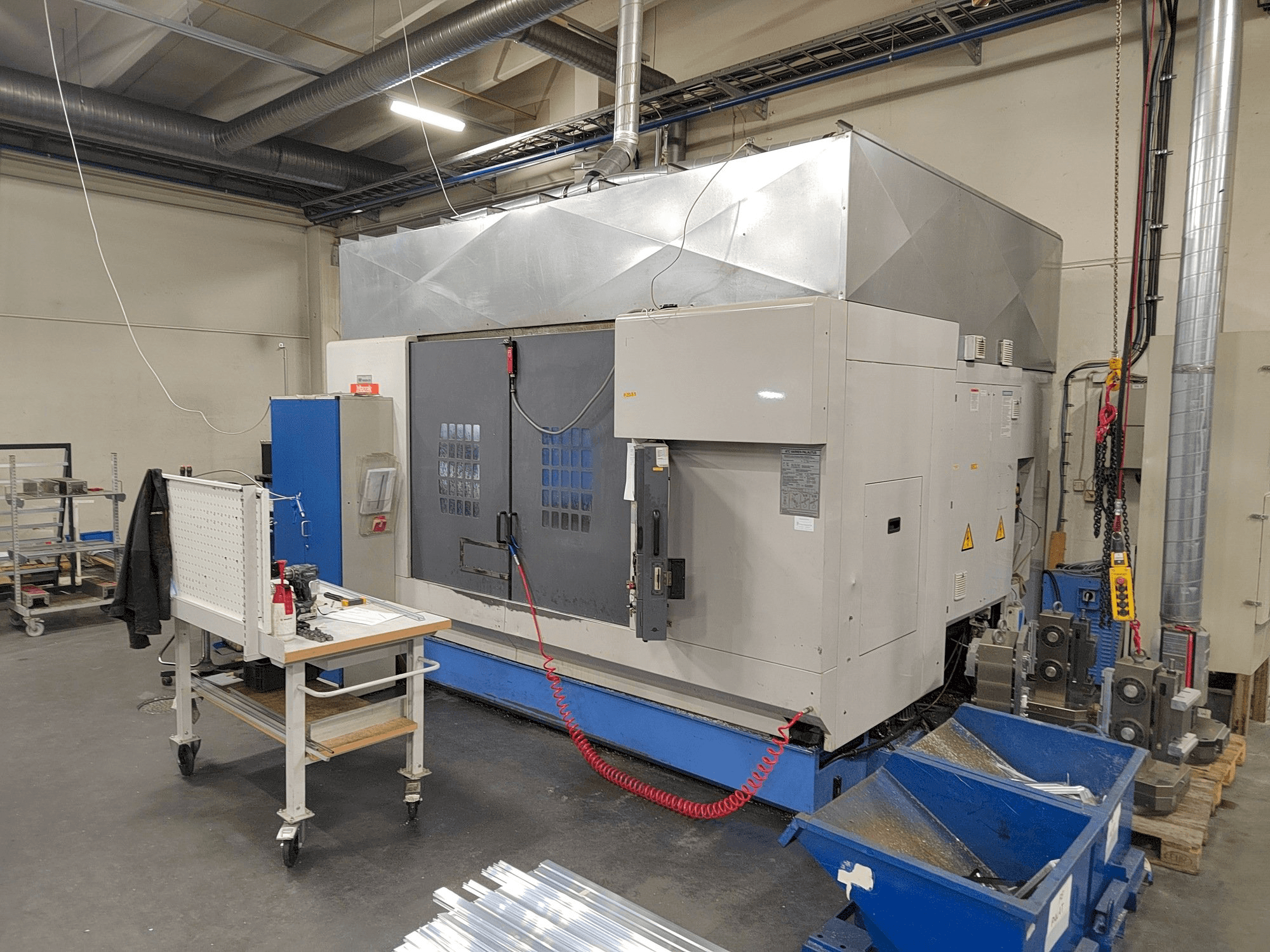 Widok z przodu maszyny Mazak VTC-300C