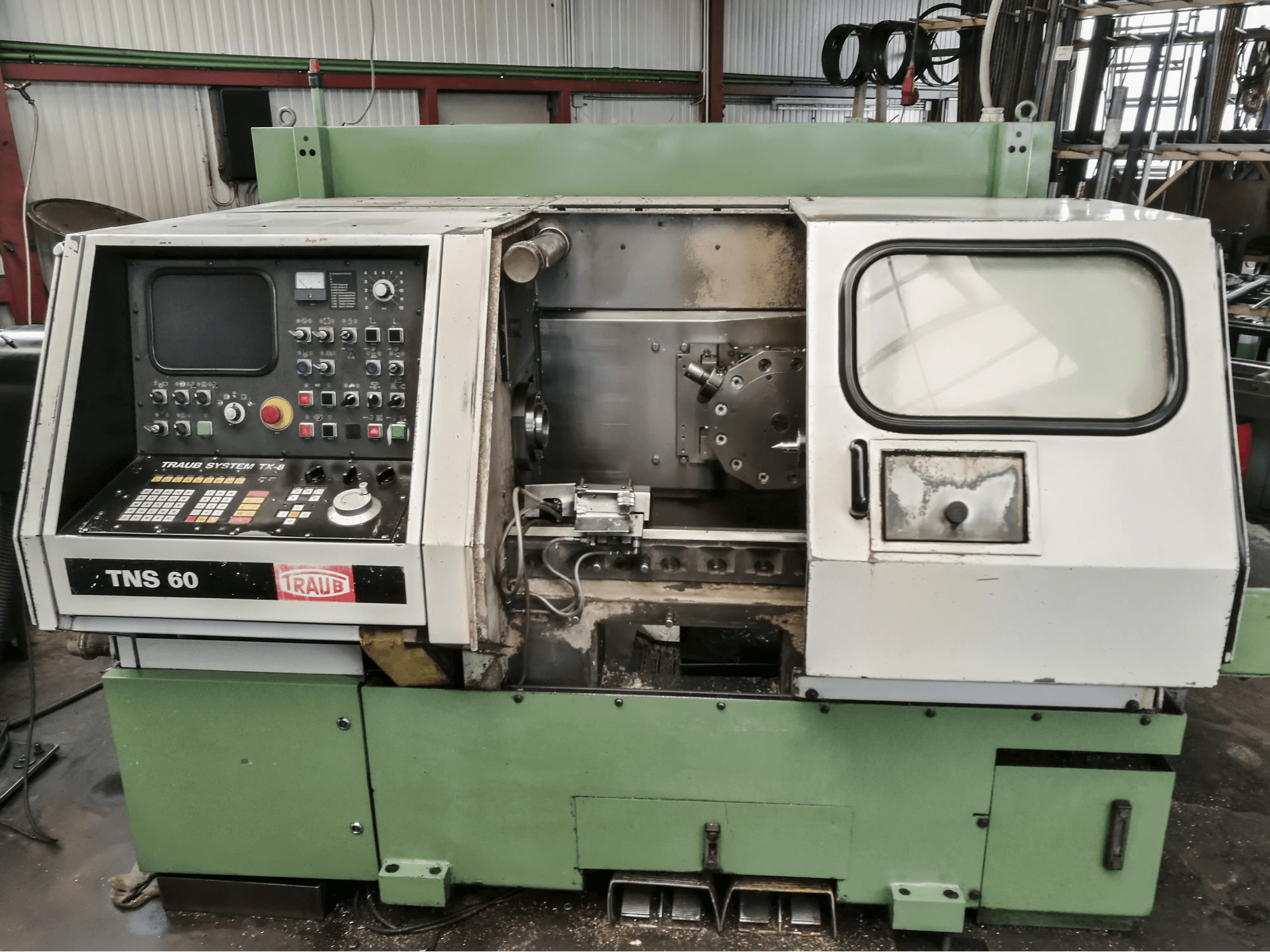 Widok z przodu maszyny TRAUB TNS 60