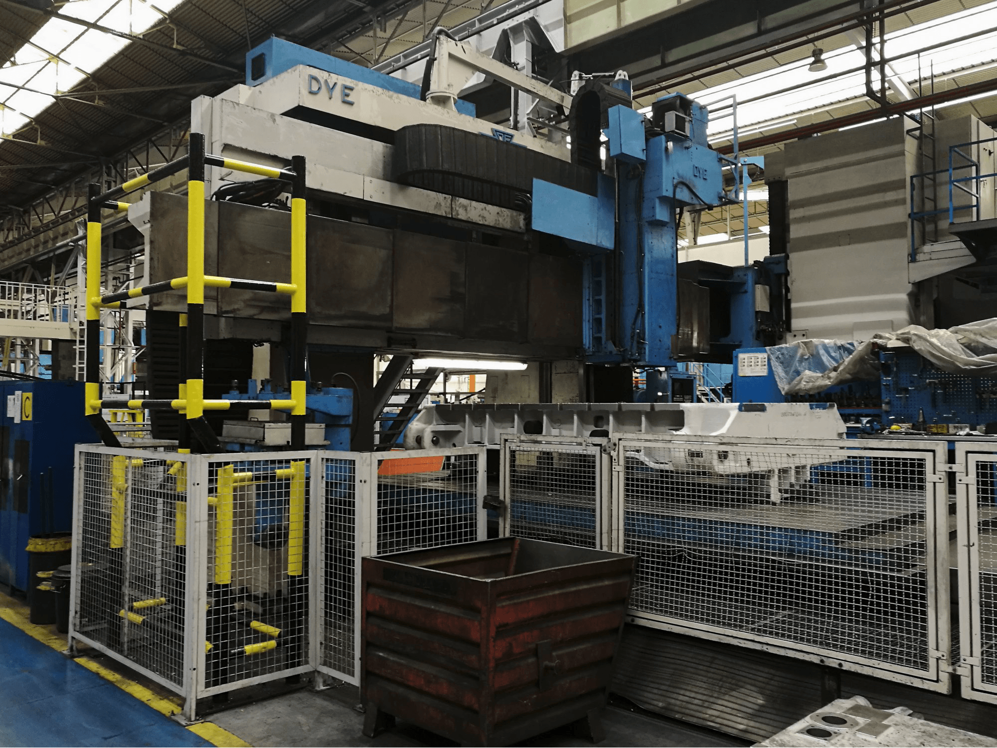 Widok z lewej maszyny DYE FPF-4-N/C