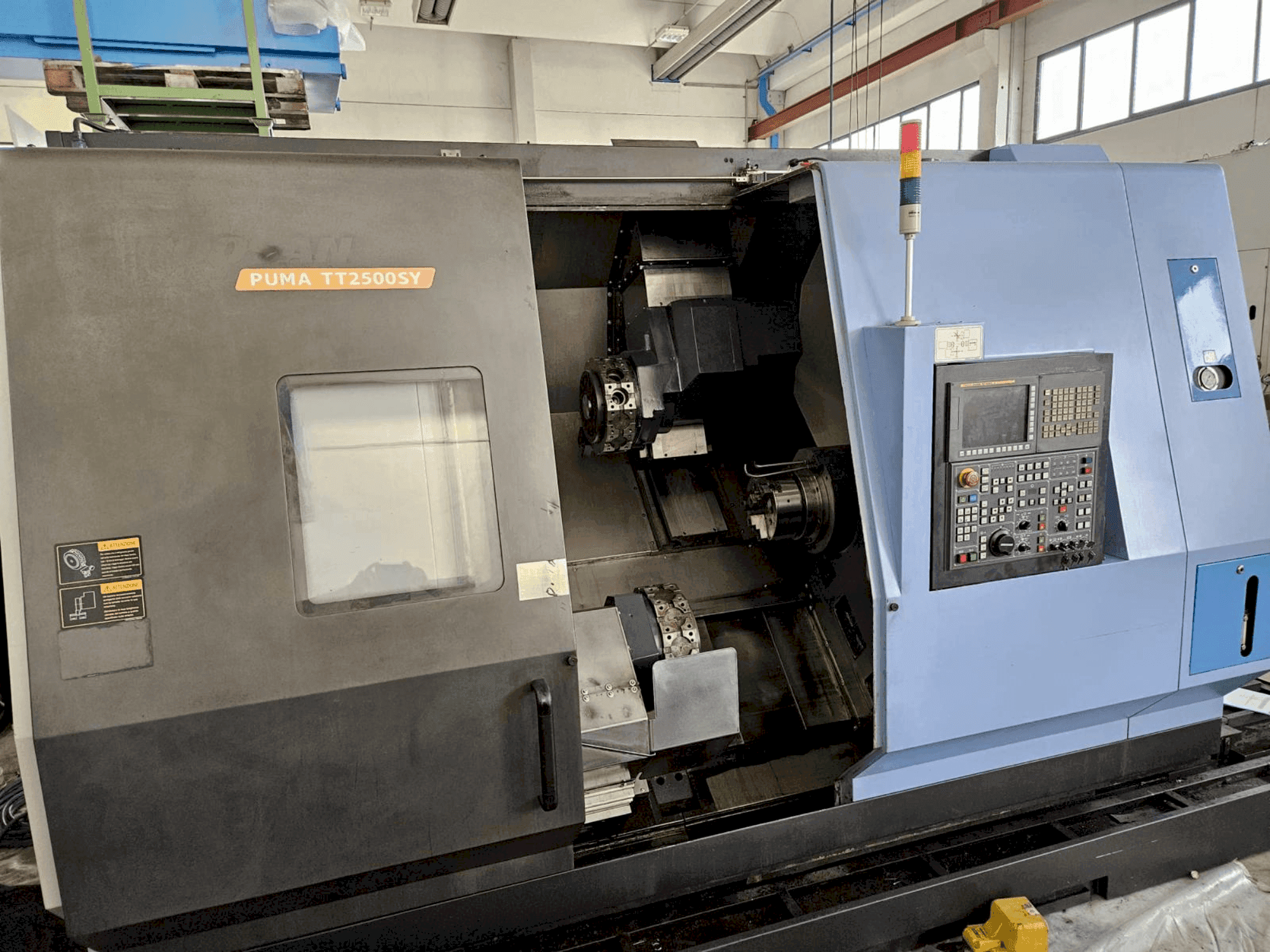 Widok z przodu maszyny DOOSAN TT2500SY