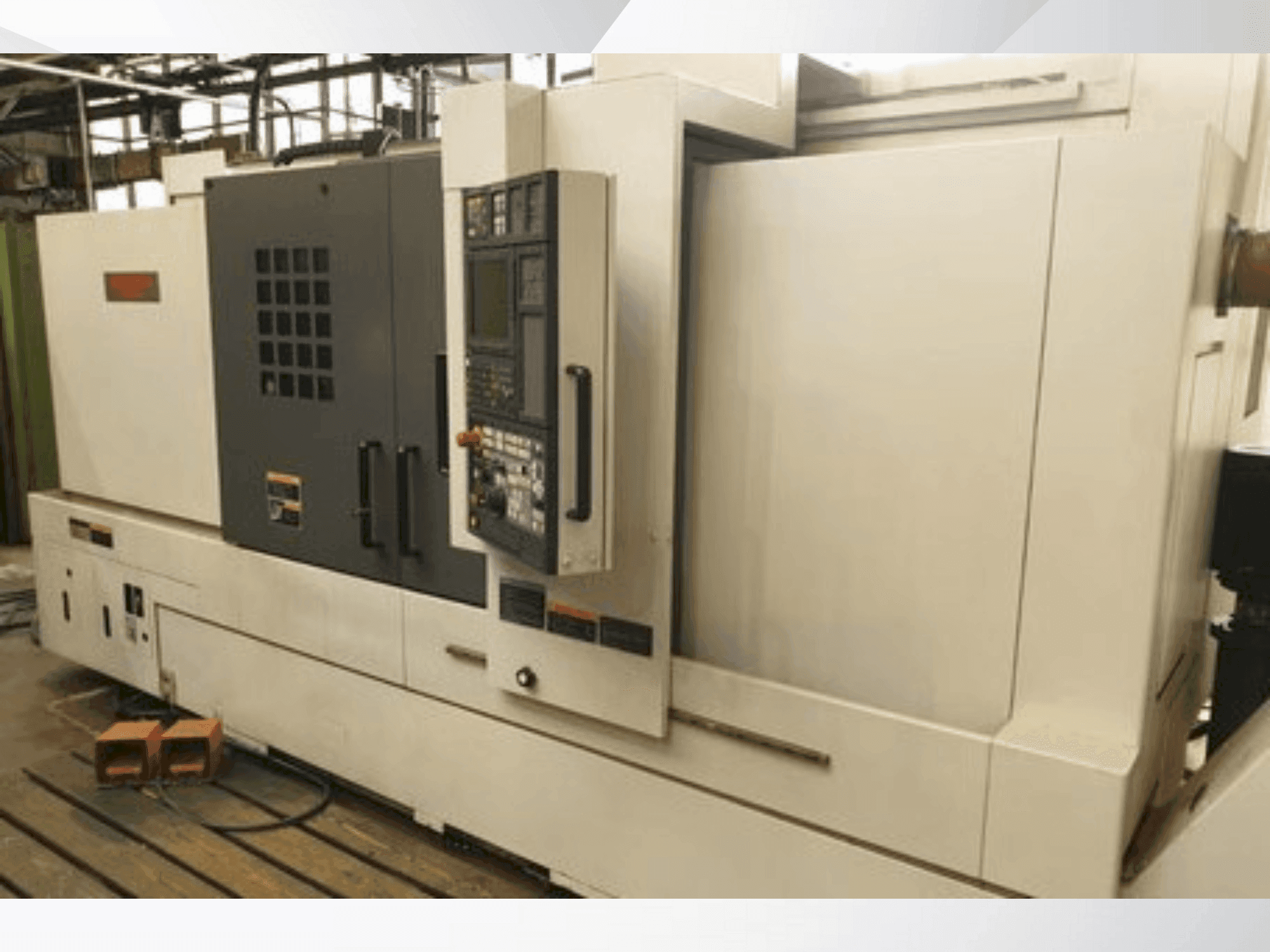 Widok z przodu maszyny MORI SEIKI NL2500MC
