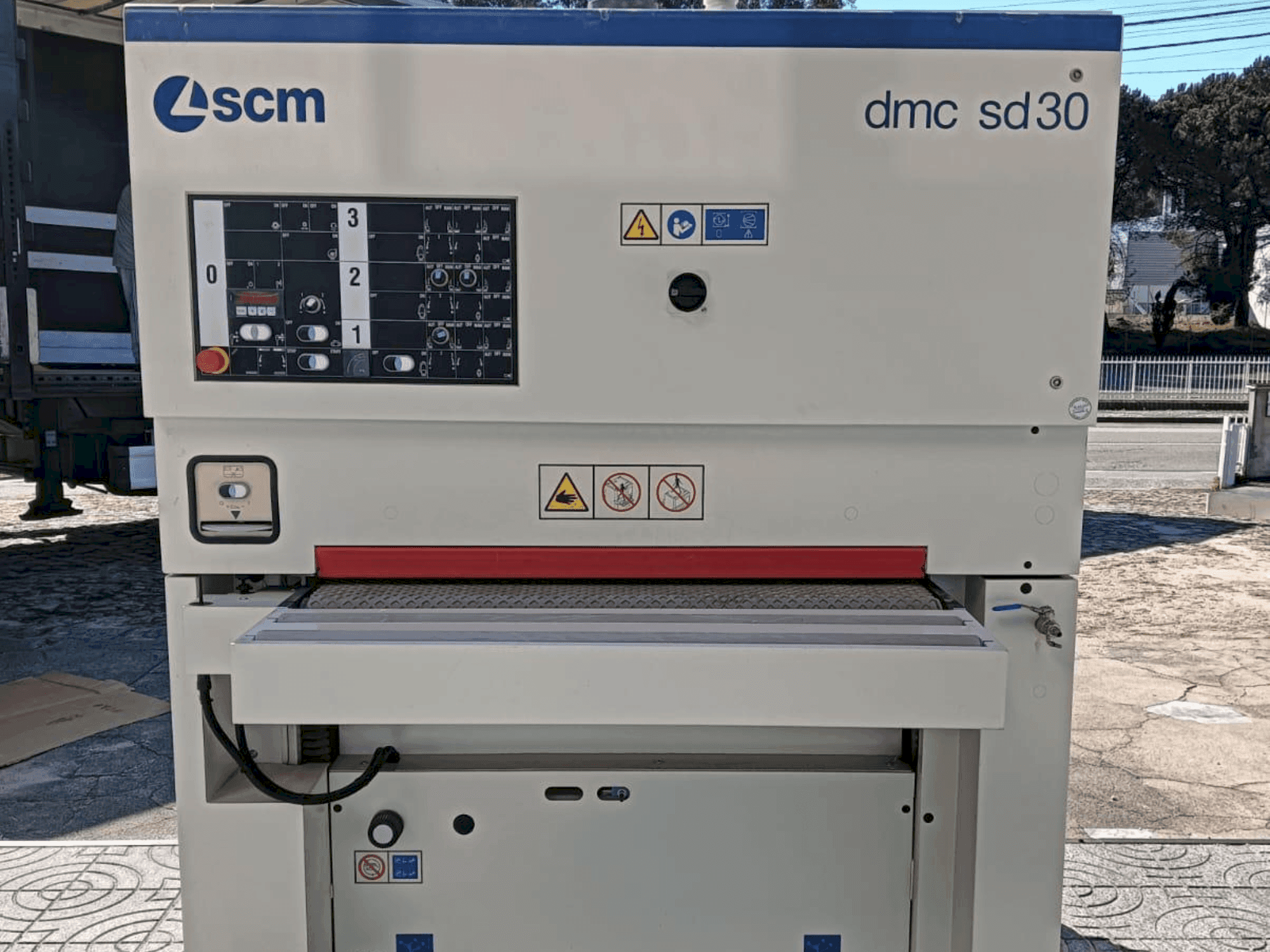 Widok z przodu maszyny SMCTL DMC SD 30 RCS 110