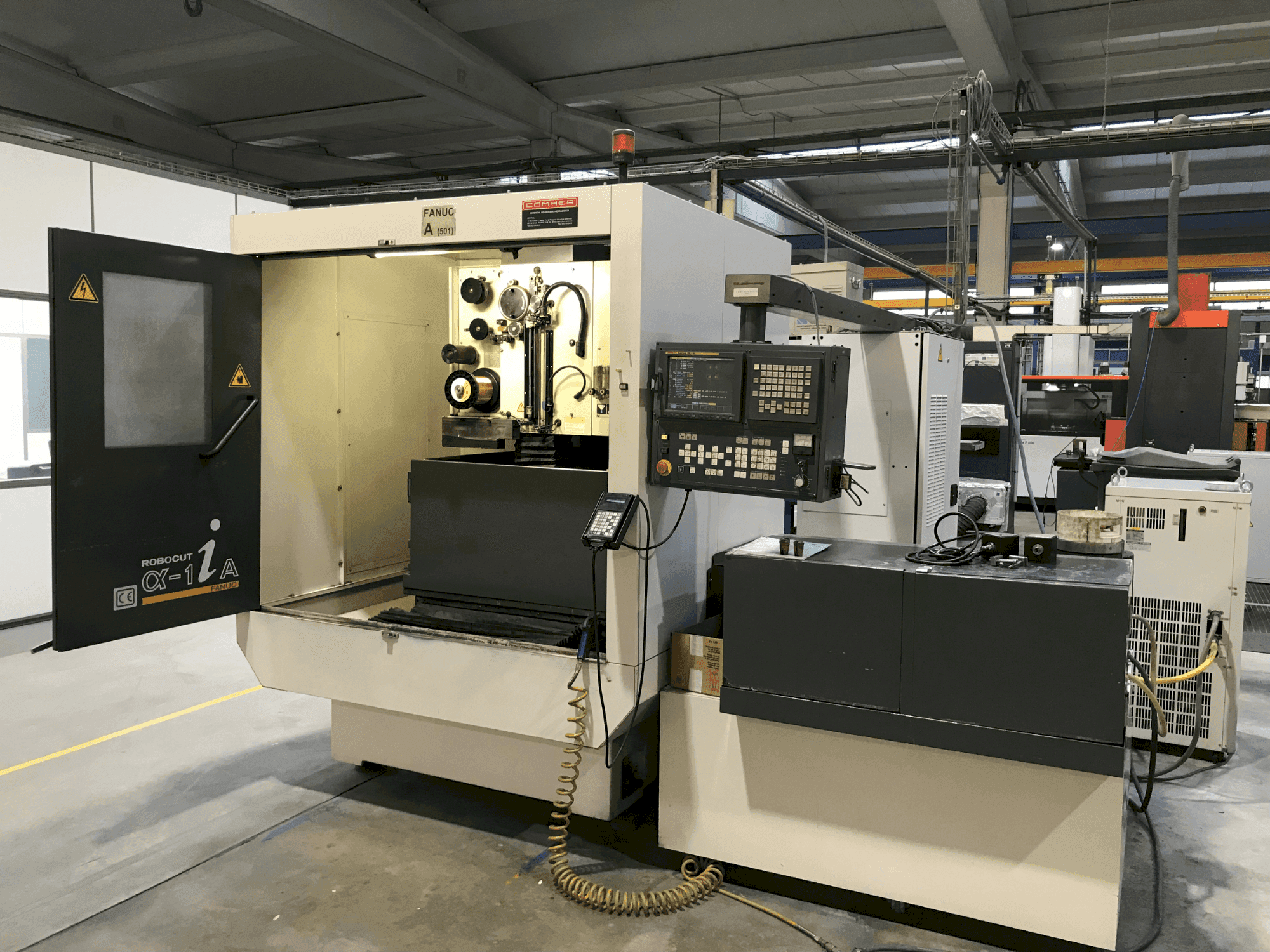 Widok z przodu maszyny FANUC ROBOCUT α-1iA