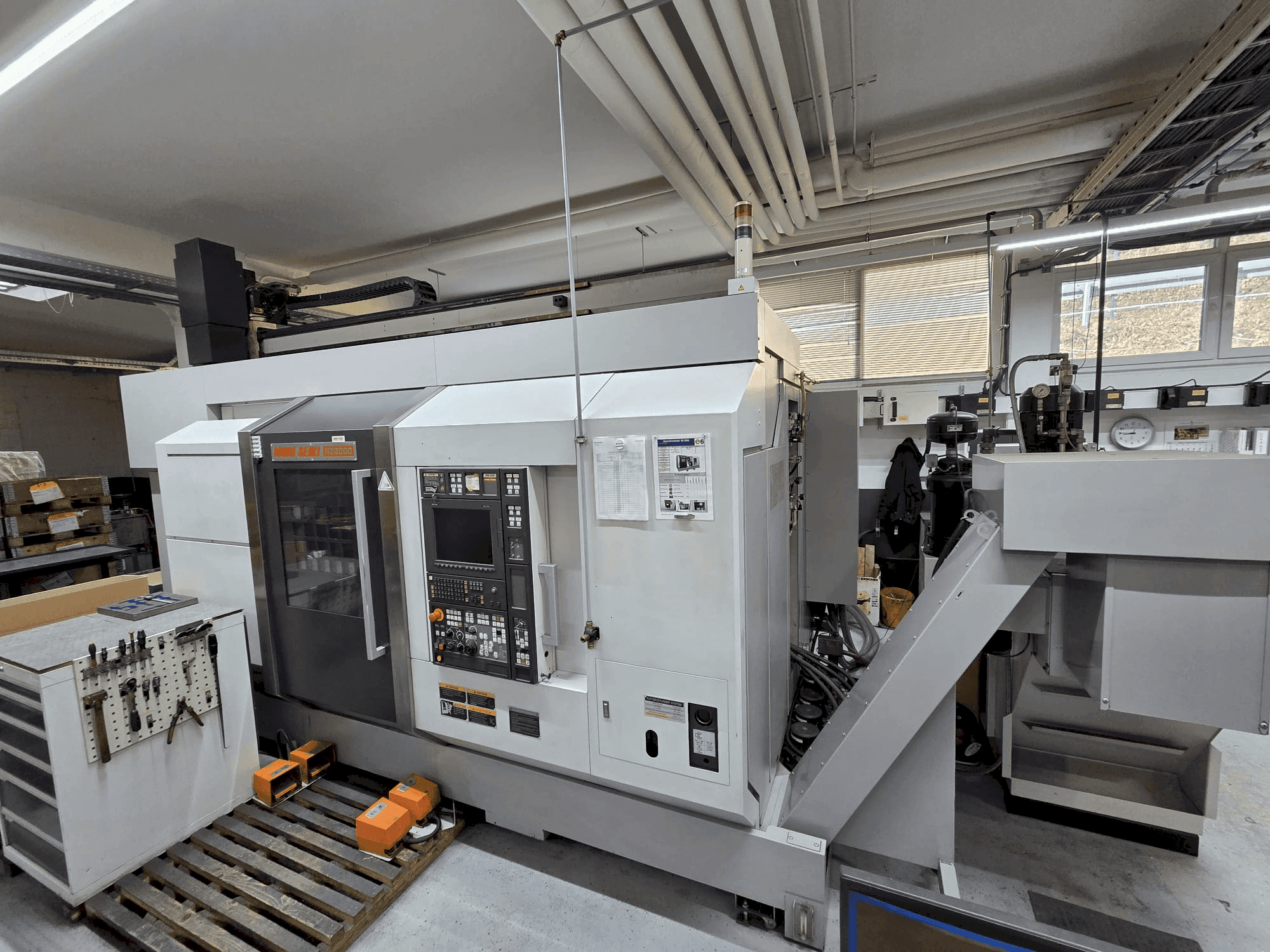 Widok z przodu maszyny DMG Seiki NZ2000
