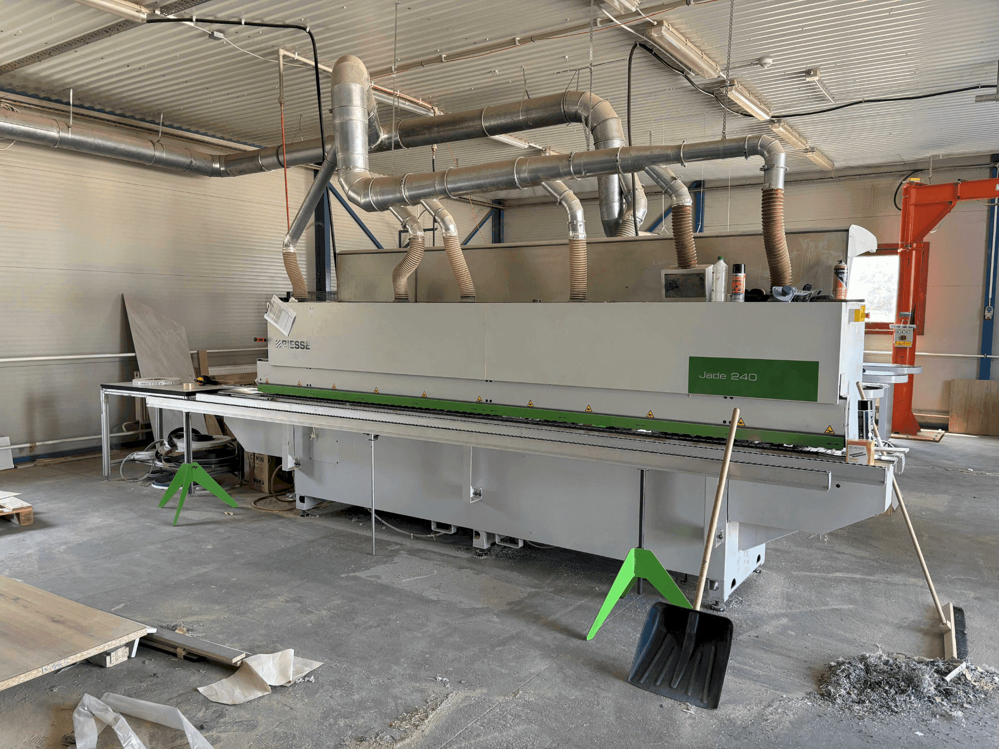 Widok z przodu maszyny BIESSE Jade 240