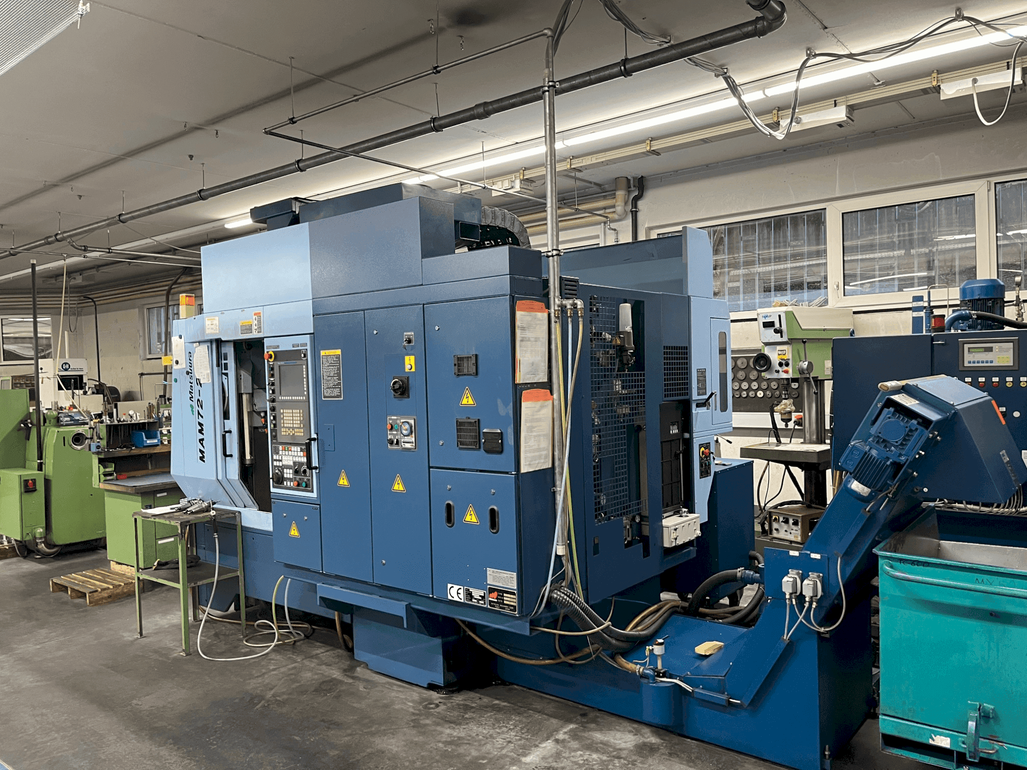 Widok z przodu maszyny Matsuura MAM72-25V