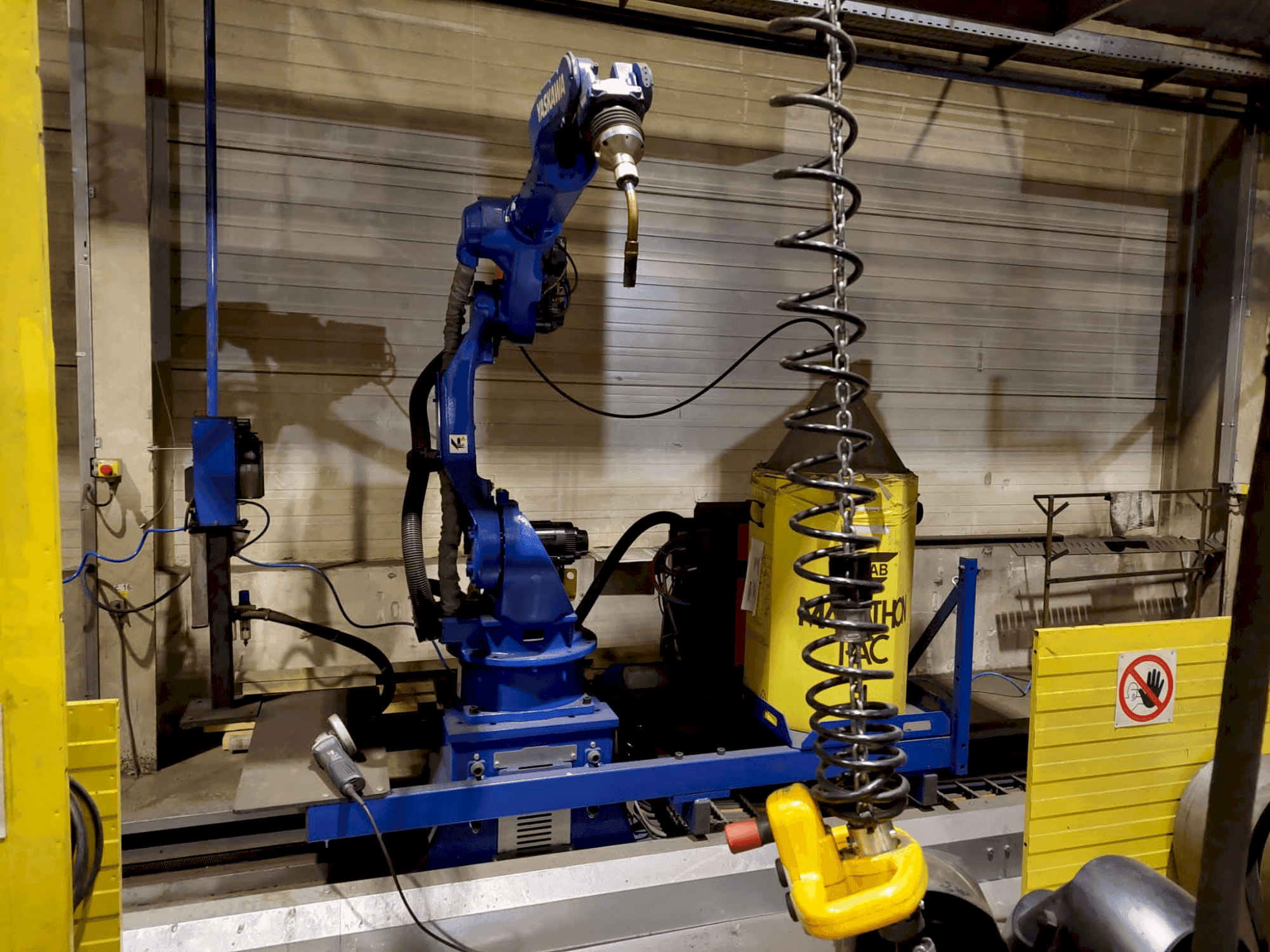 Widok z przodu maszyny Yaskawa MA2010 Welding Station