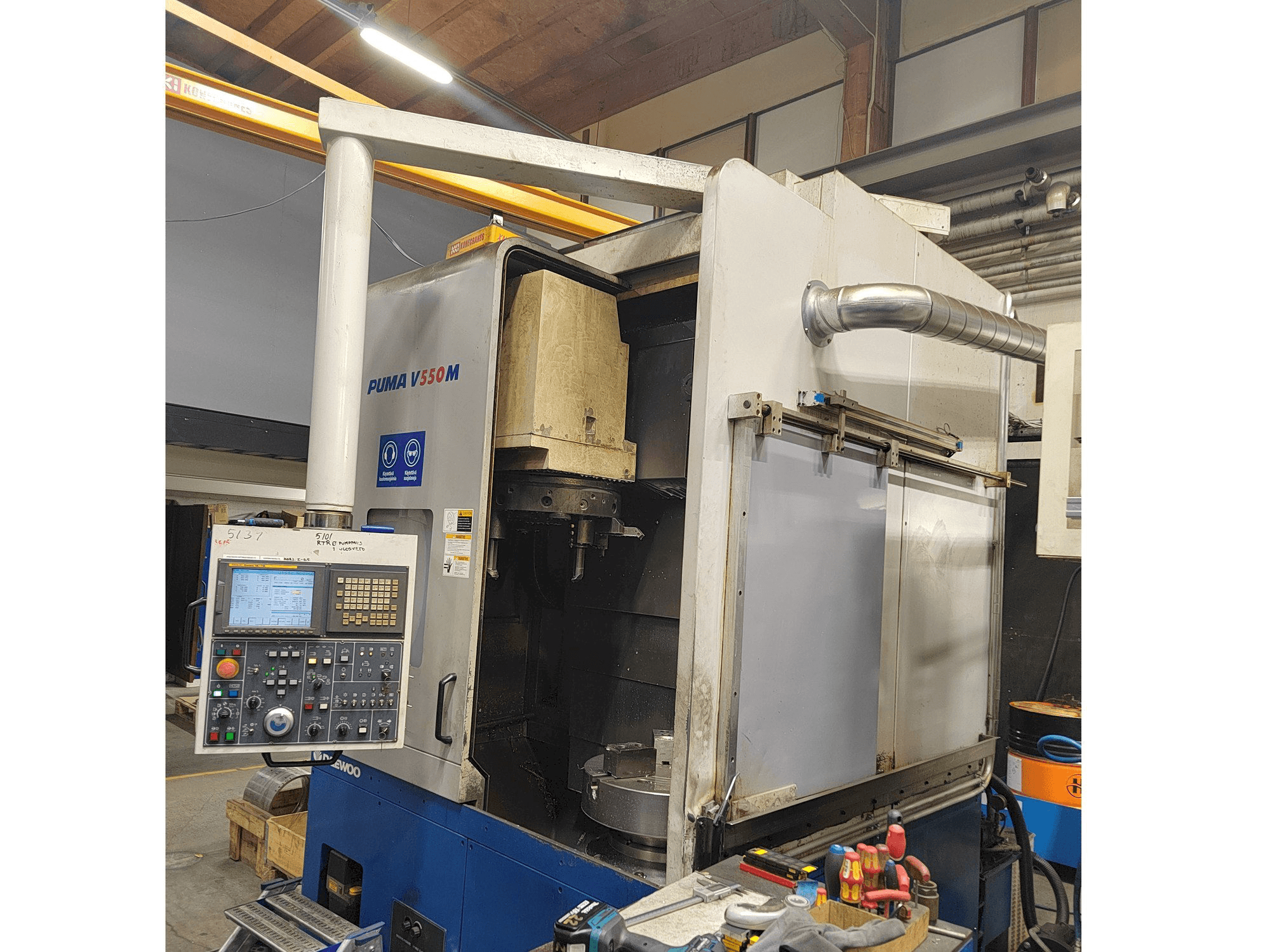 Widok z przodu maszyny Doosan Puma V550M