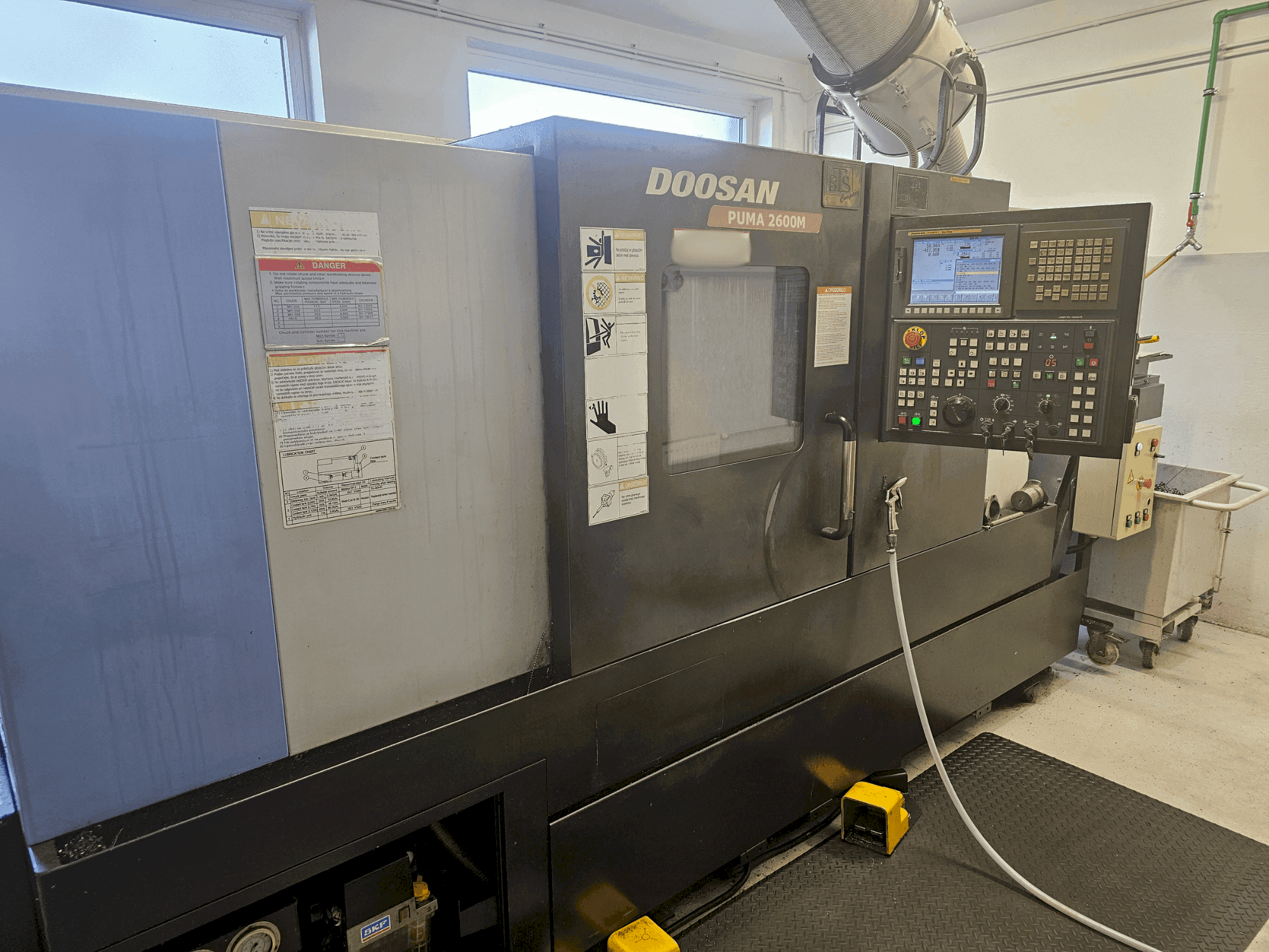 Widok z przodu maszyny DOOSAN Puma 2600M