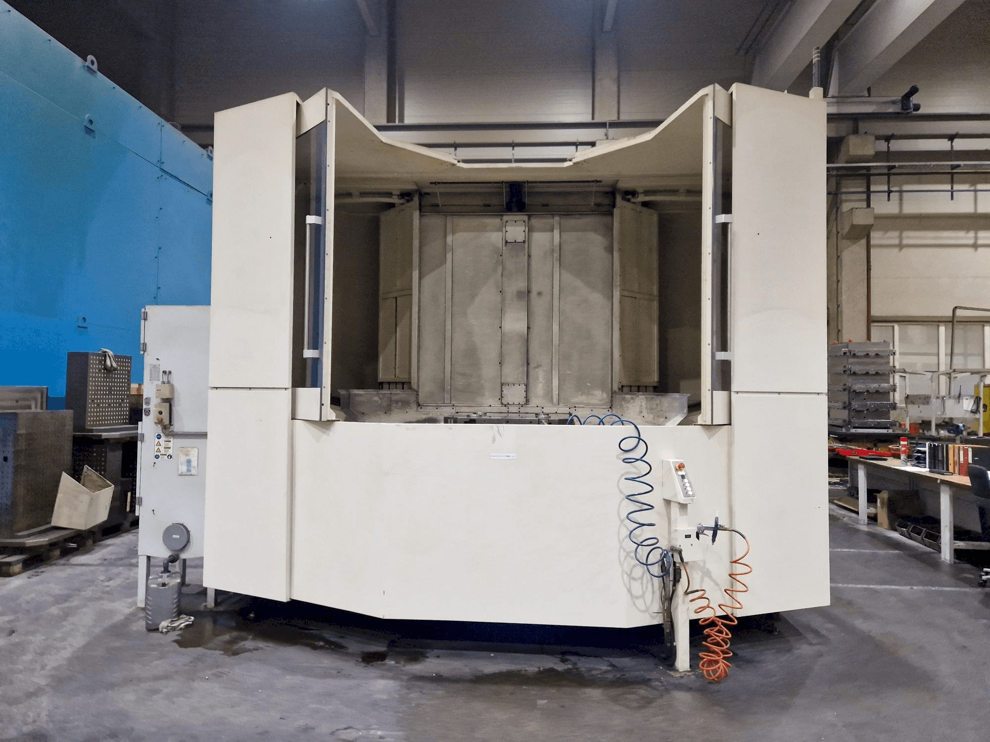 Widok z przodu maszyny Makino a120nx