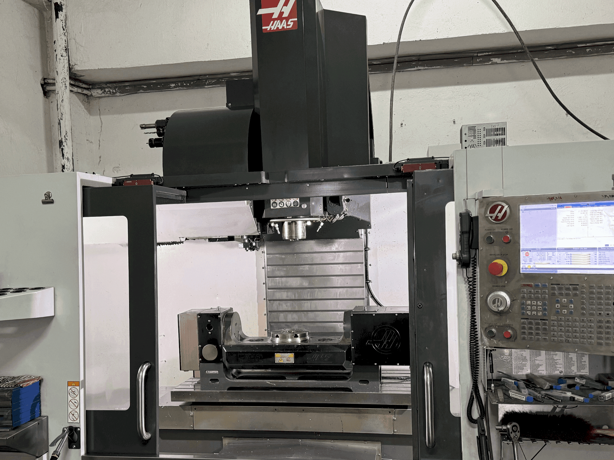 Widok z przodu maszyny HAAS VF-5/40TR