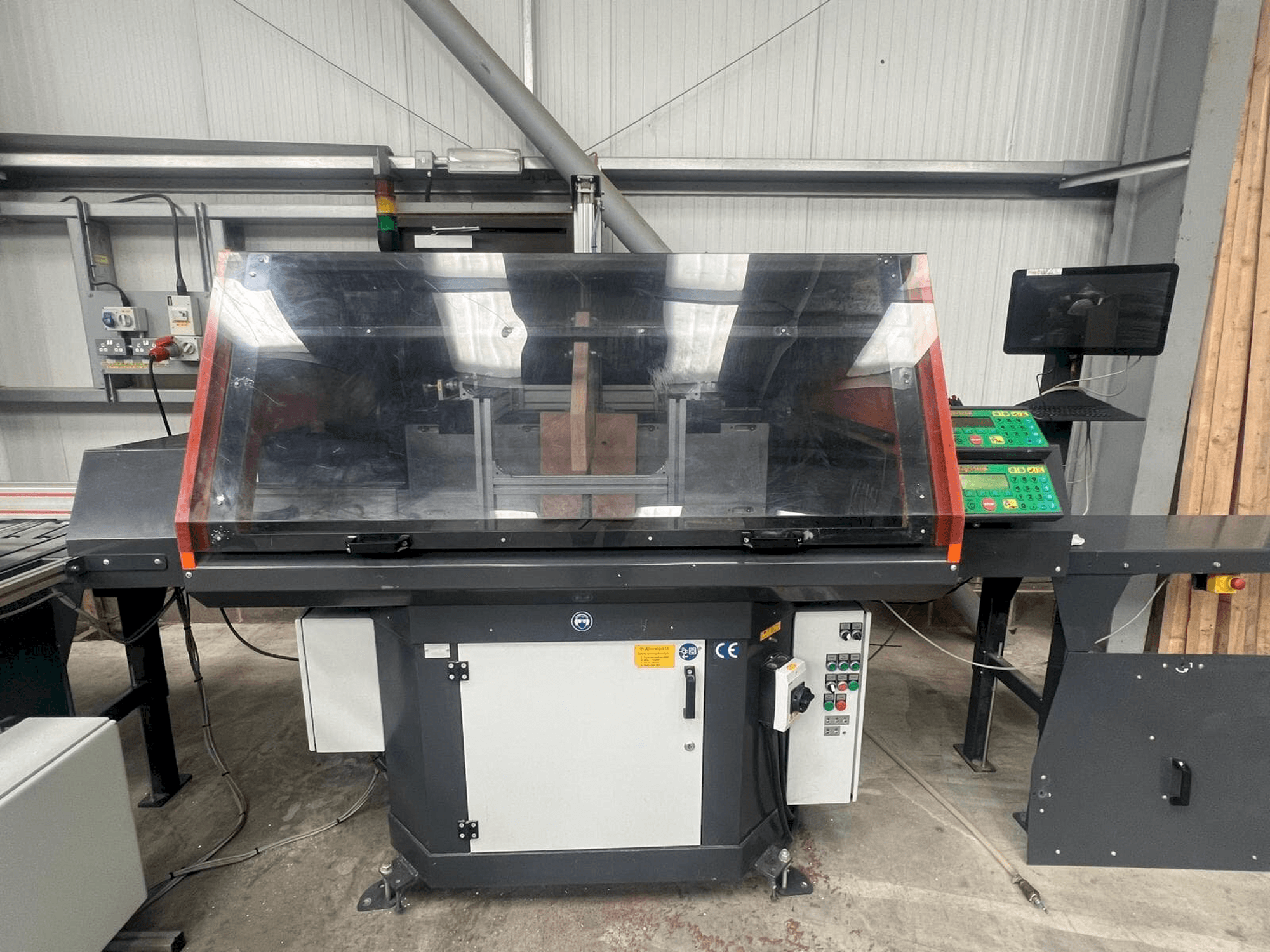 Widok z przodu maszyny TIGER UKA 600 Cross cut installation