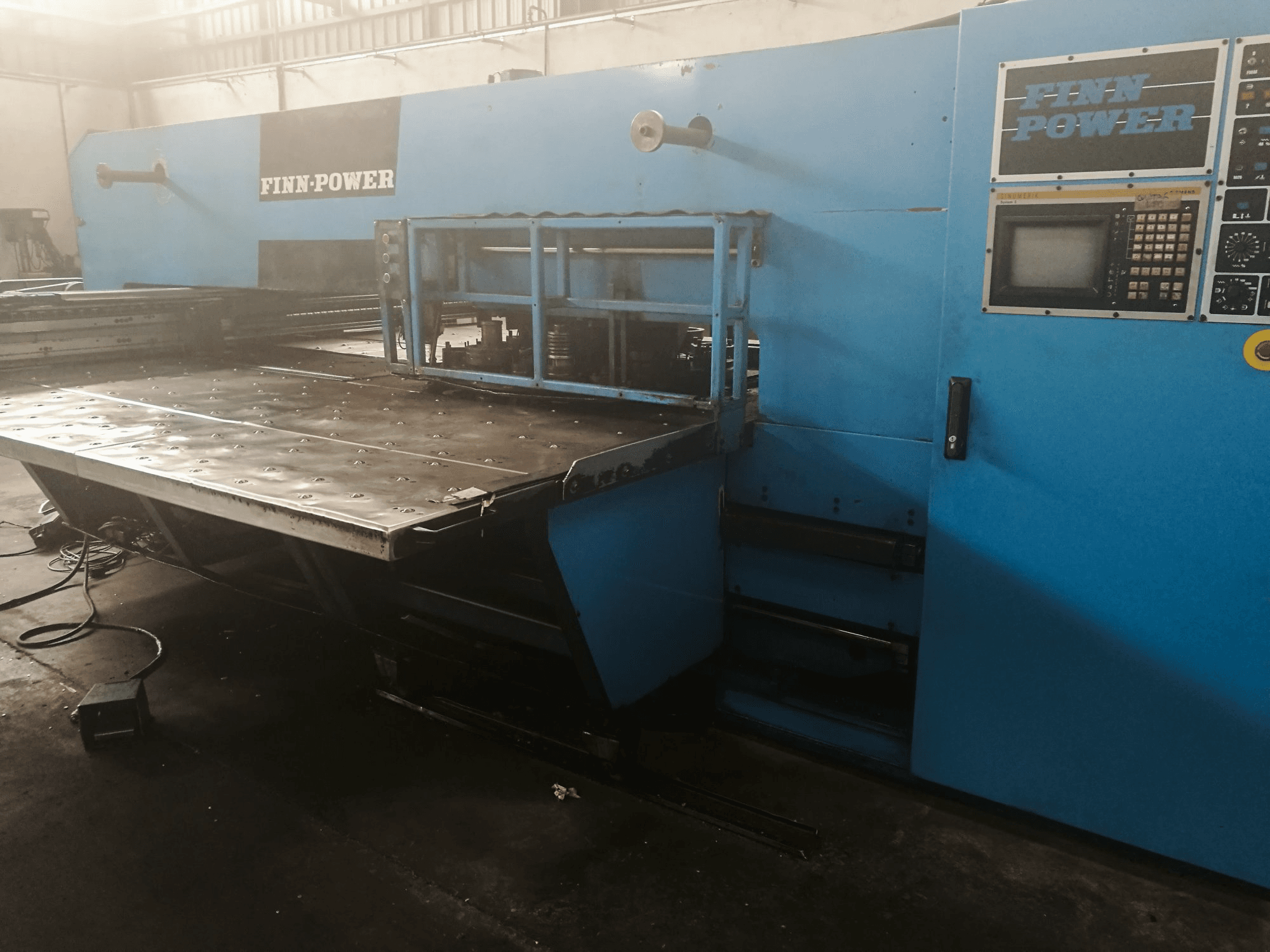 Widok z prawej maszyny Finn-Power TP 2520 IF2