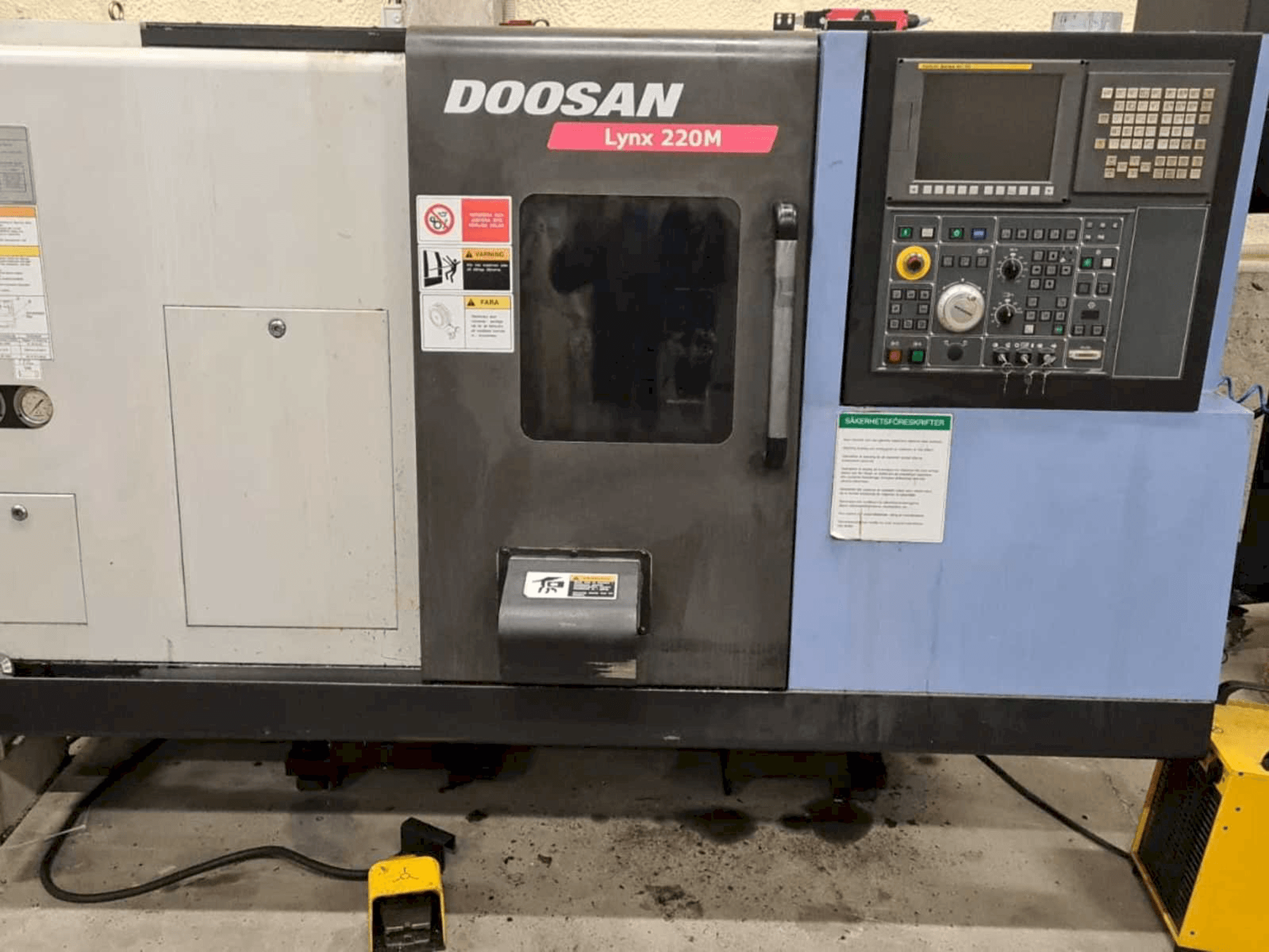 Widok z przodu maszyny Doosan Lynx 220MA + bar feeder LNS Express