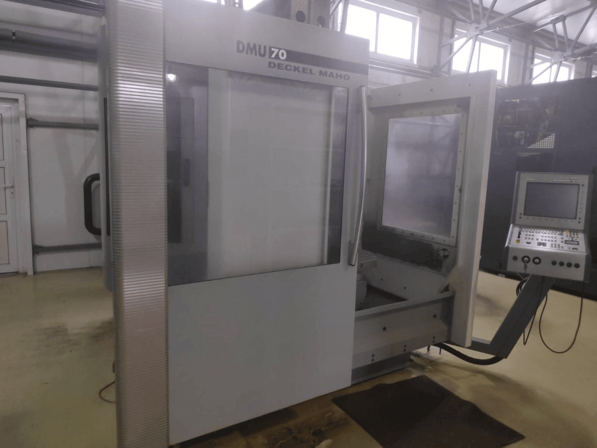 Widok z przodu maszyny DECKEL MAHO DMU 70