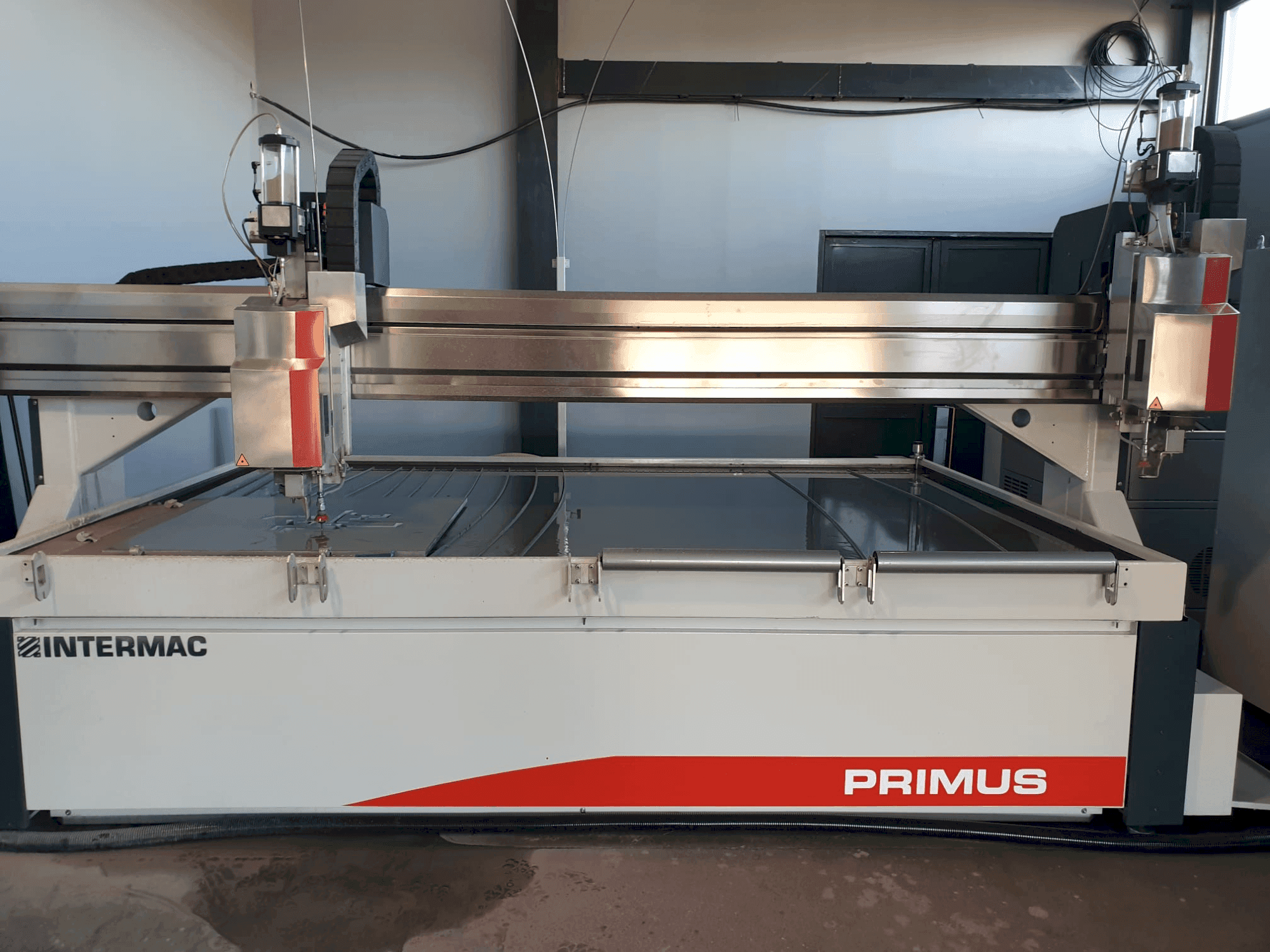 Widok z przodu maszyny Intermac Primus 322