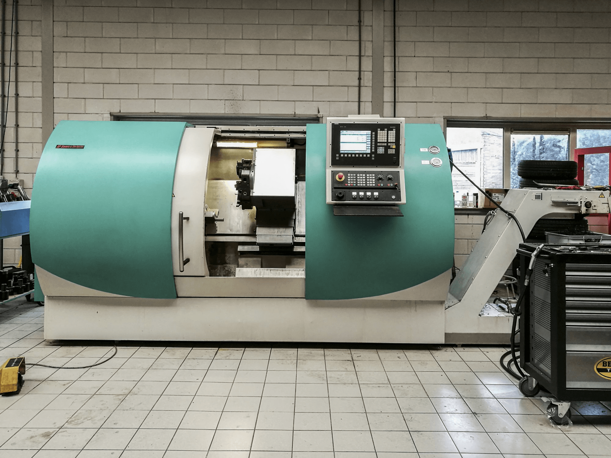 Widok z przodu maszyny TRENS SBL 500 CNC