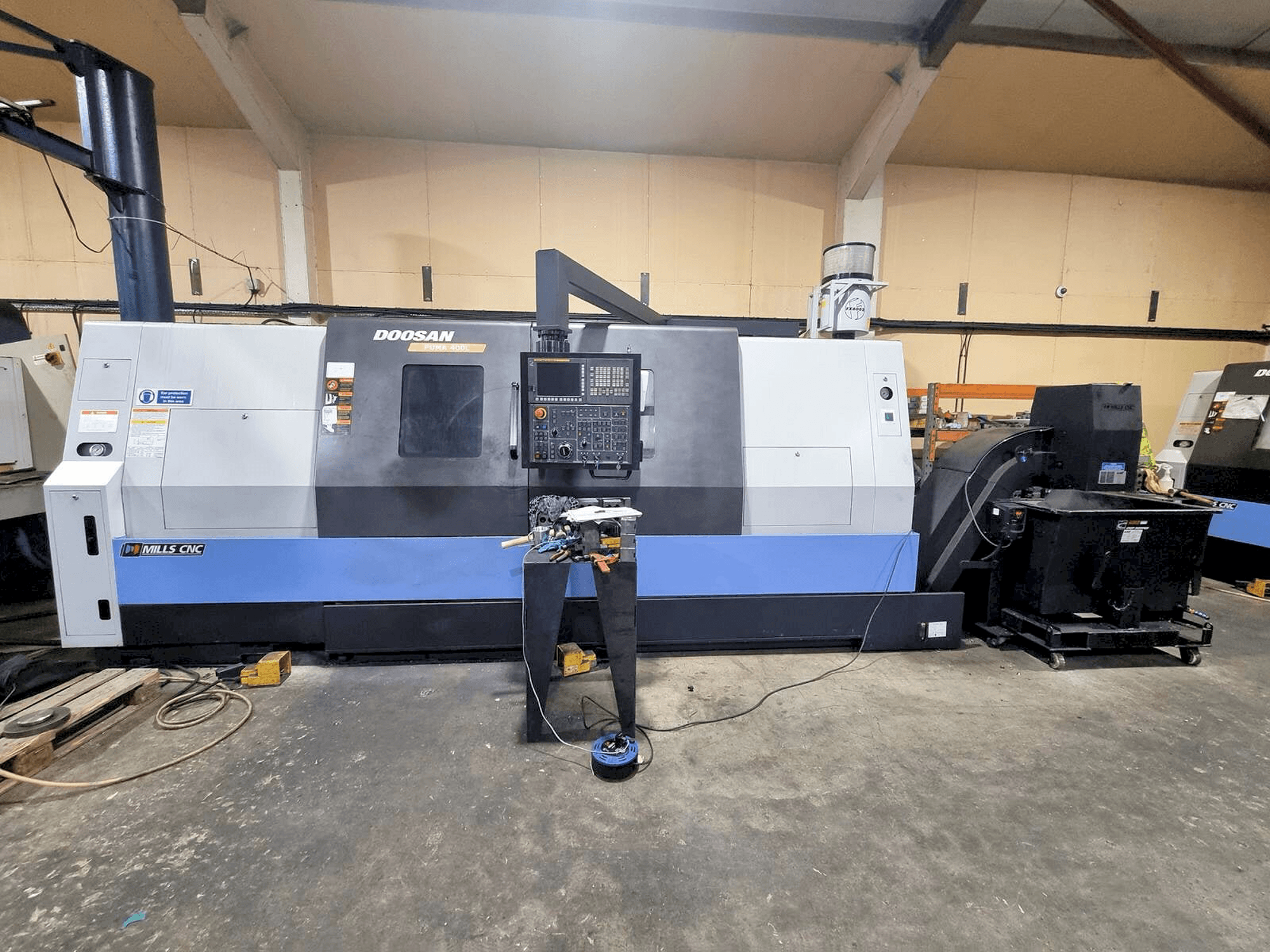 Widok z przodu maszyny DOOSAN Puma 400LB