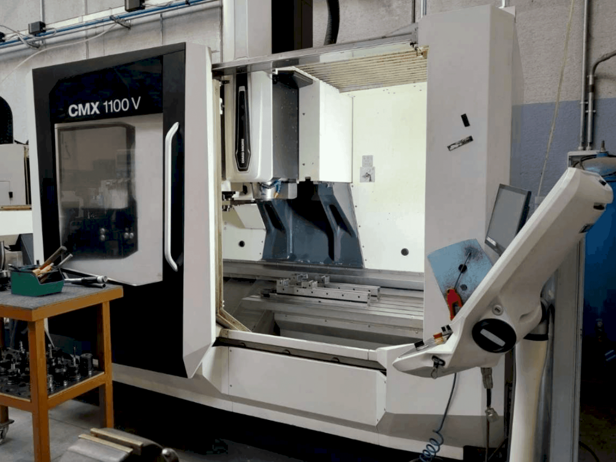 Widok z przodu maszyny DMG MORI CMX 1100V