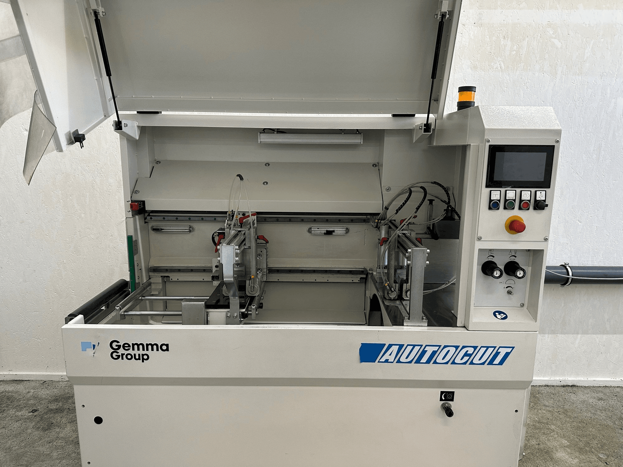 Widok z przodu maszyny Autocut 550