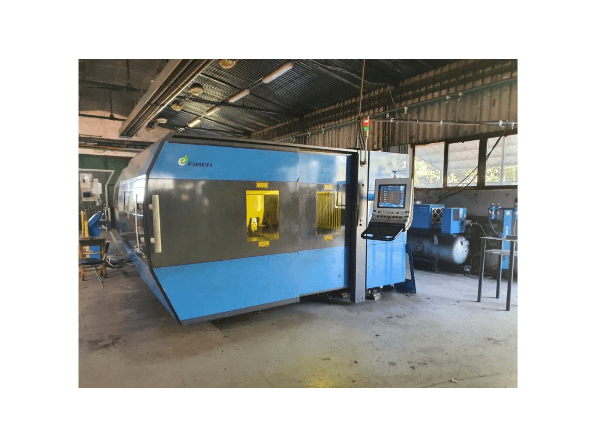 Widok z przodu maszyny Prima Power Platino Fiber