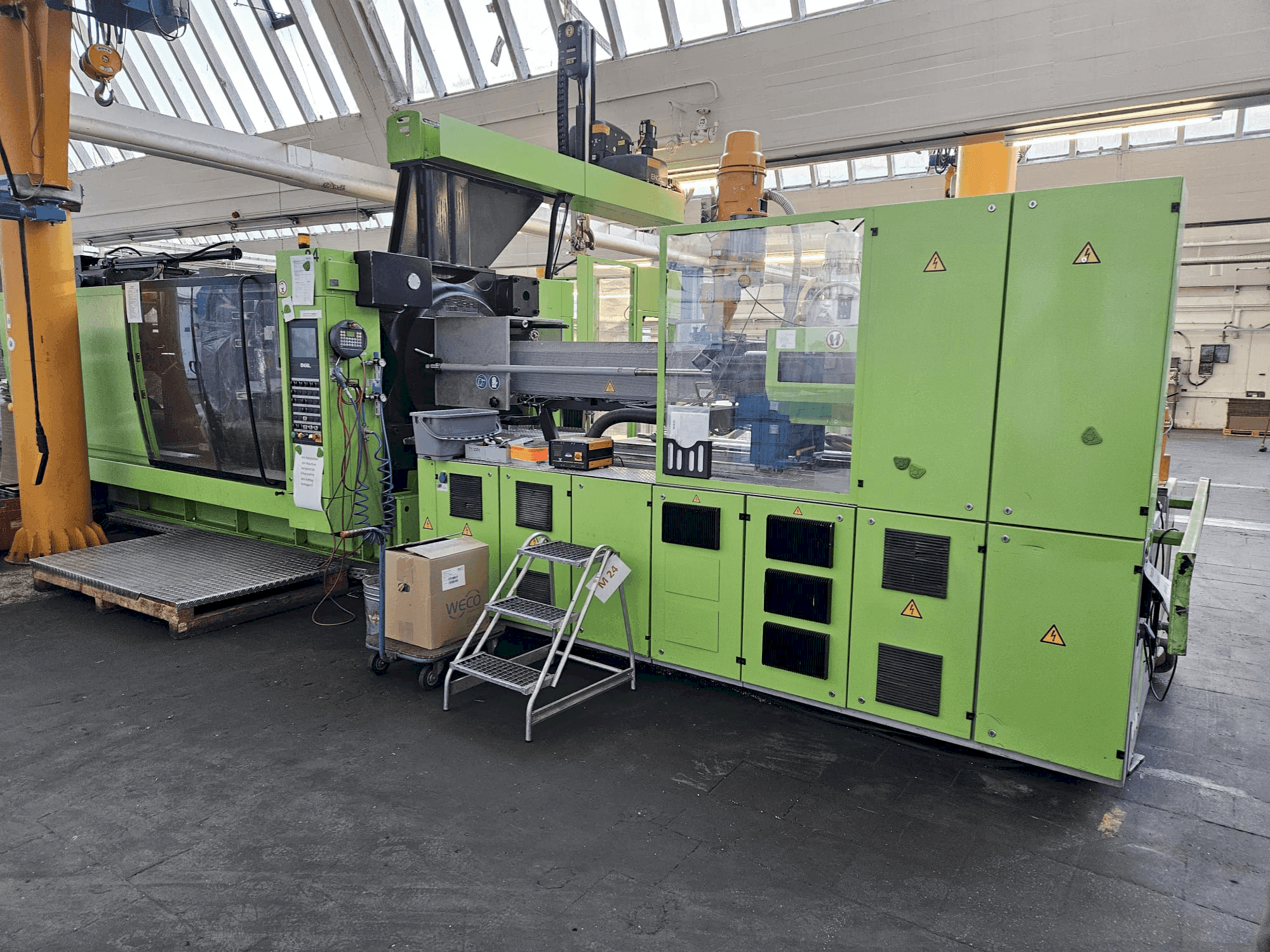 Widok z przodu maszyny Engel CL 4550/750