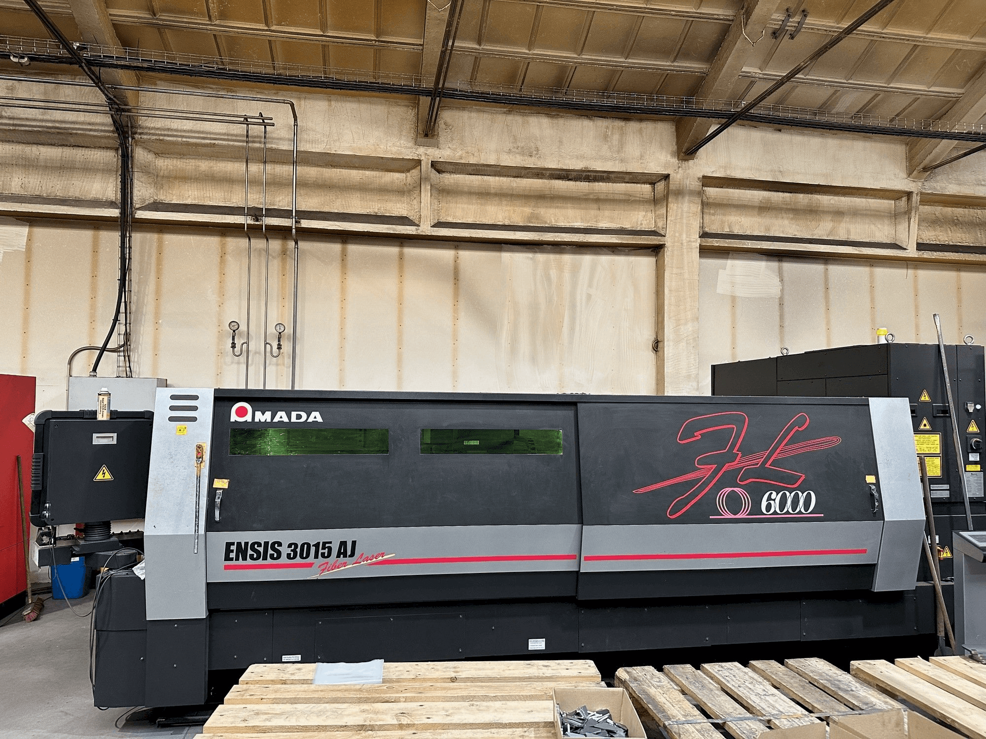 Widok z przodu maszyny AMADA ENSIS-3015 AJ