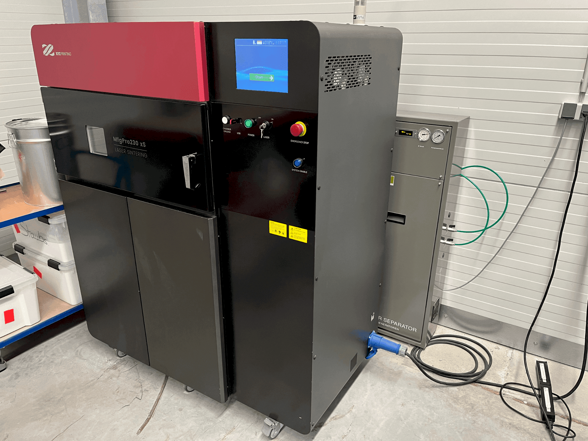 Widok z przodu maszyny XYZ MfgPro230 xS (2022)