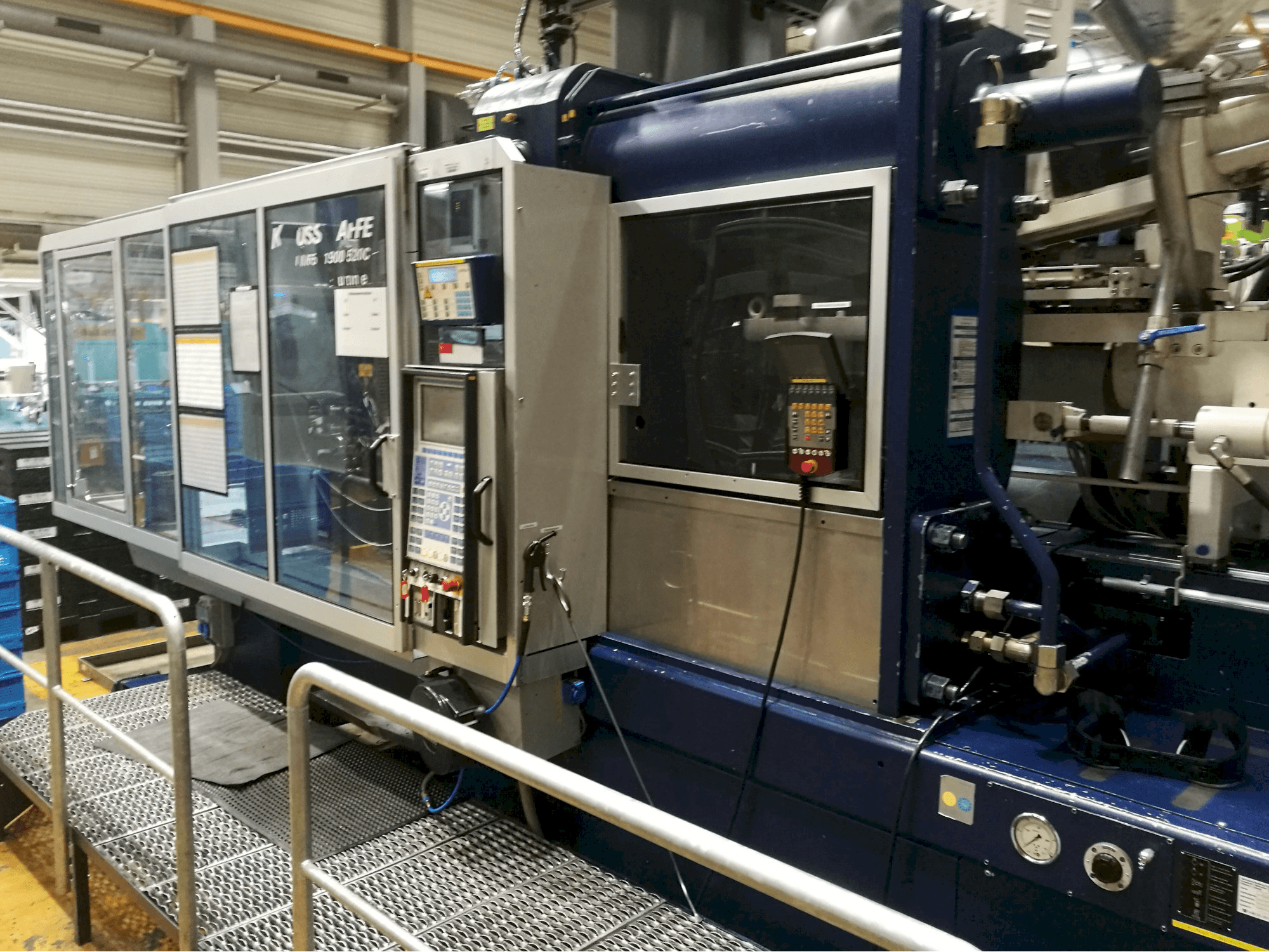 Widok z prawej maszyny Krauss Maffei 650-1900-520 CZ