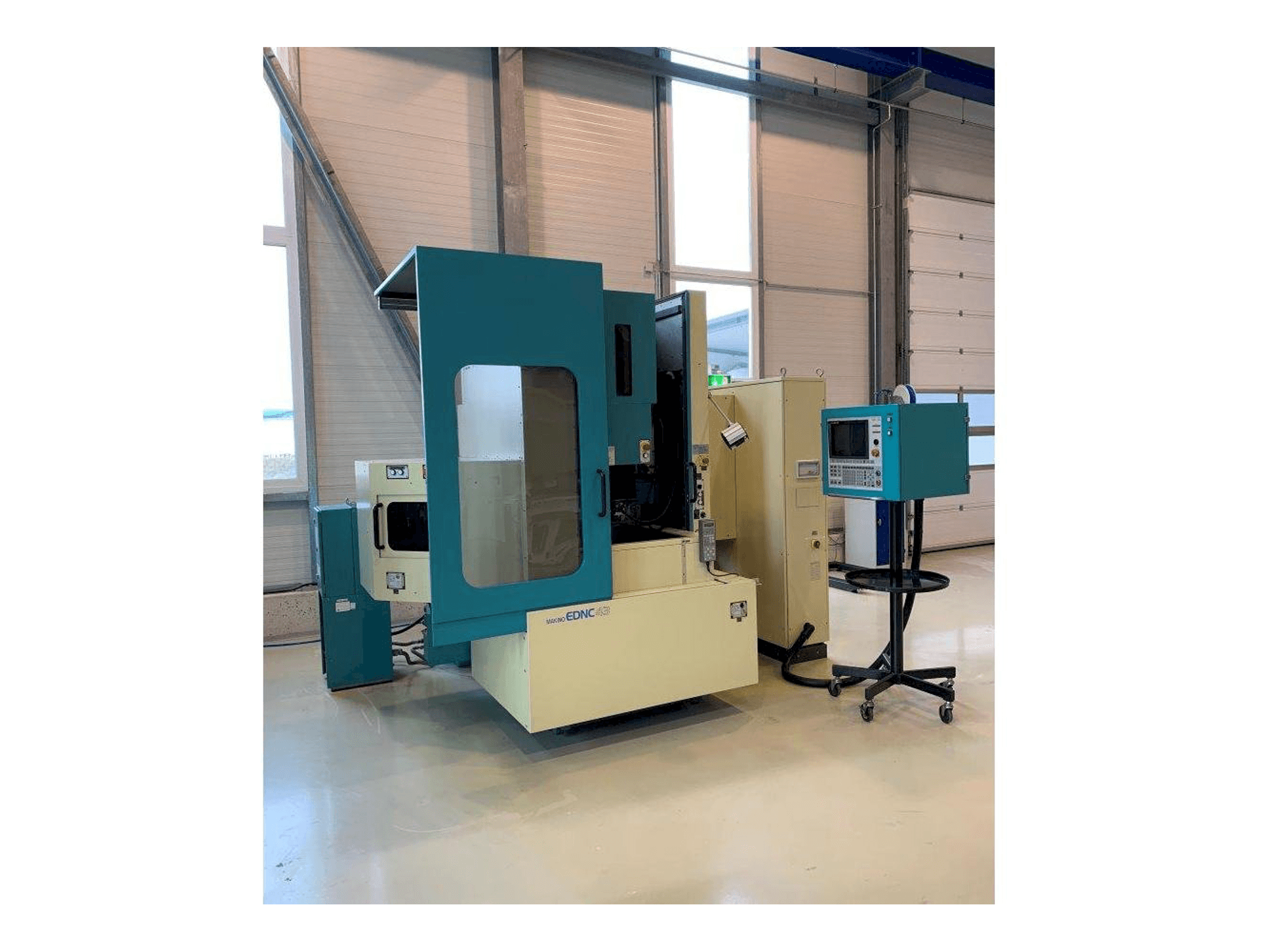 Widok z przodu maszyny Makino EDNC43