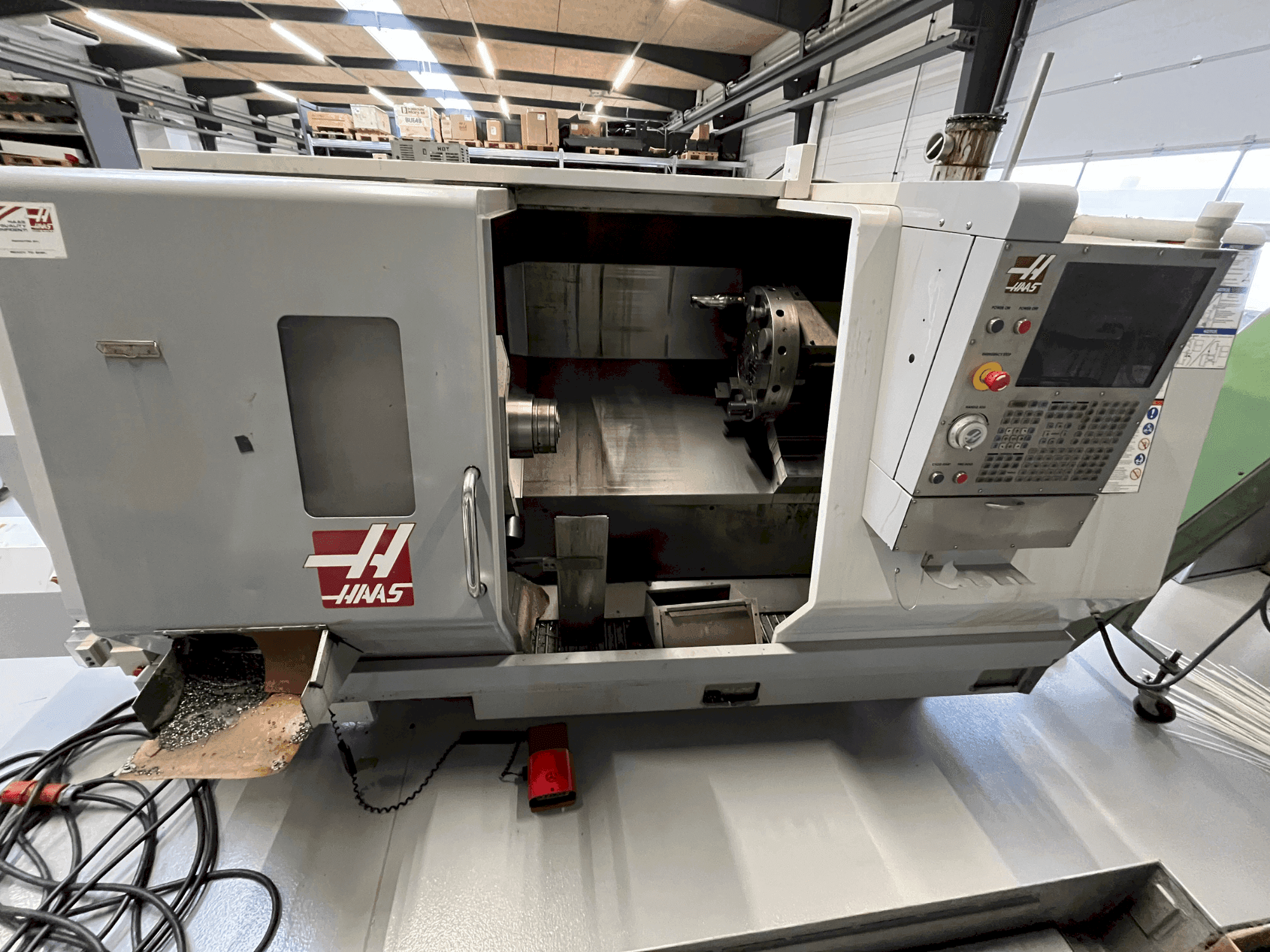 Widok z przodu maszyny HAAS SL-30