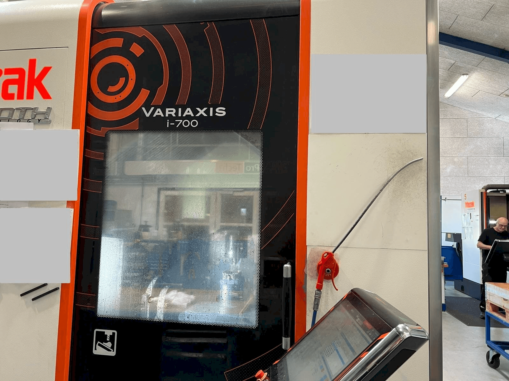 Widok z przodu maszyny Mazak Variaxis i-700