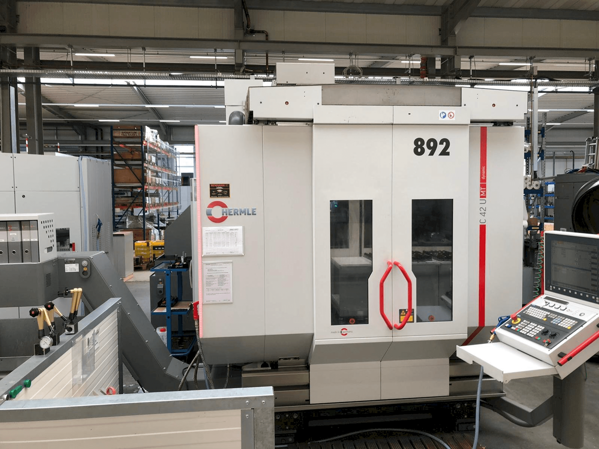 Widok z przodu maszyny HERMLE C42U MT