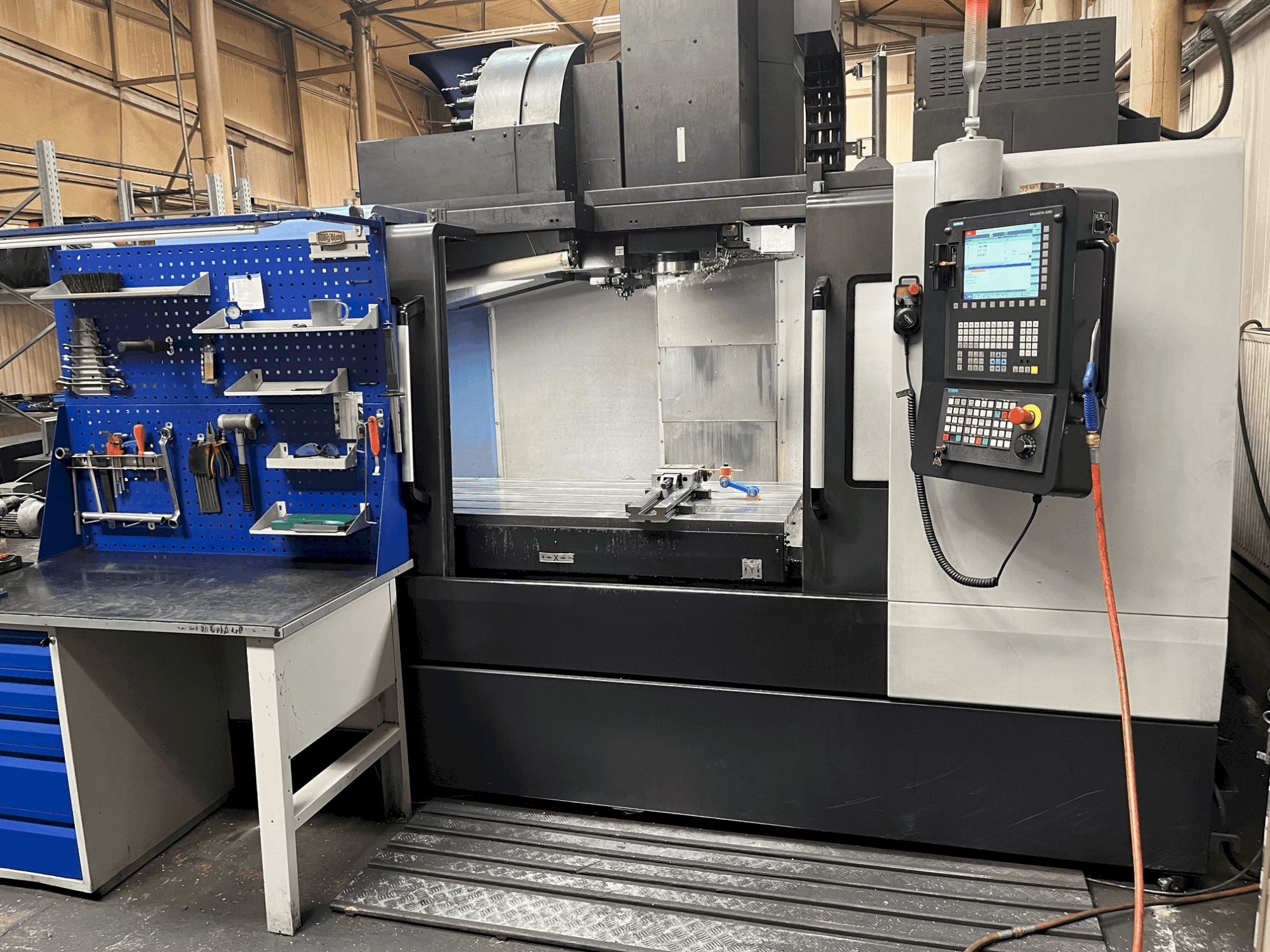 Widok z przodu maszyny DOOSAN DNM 6700