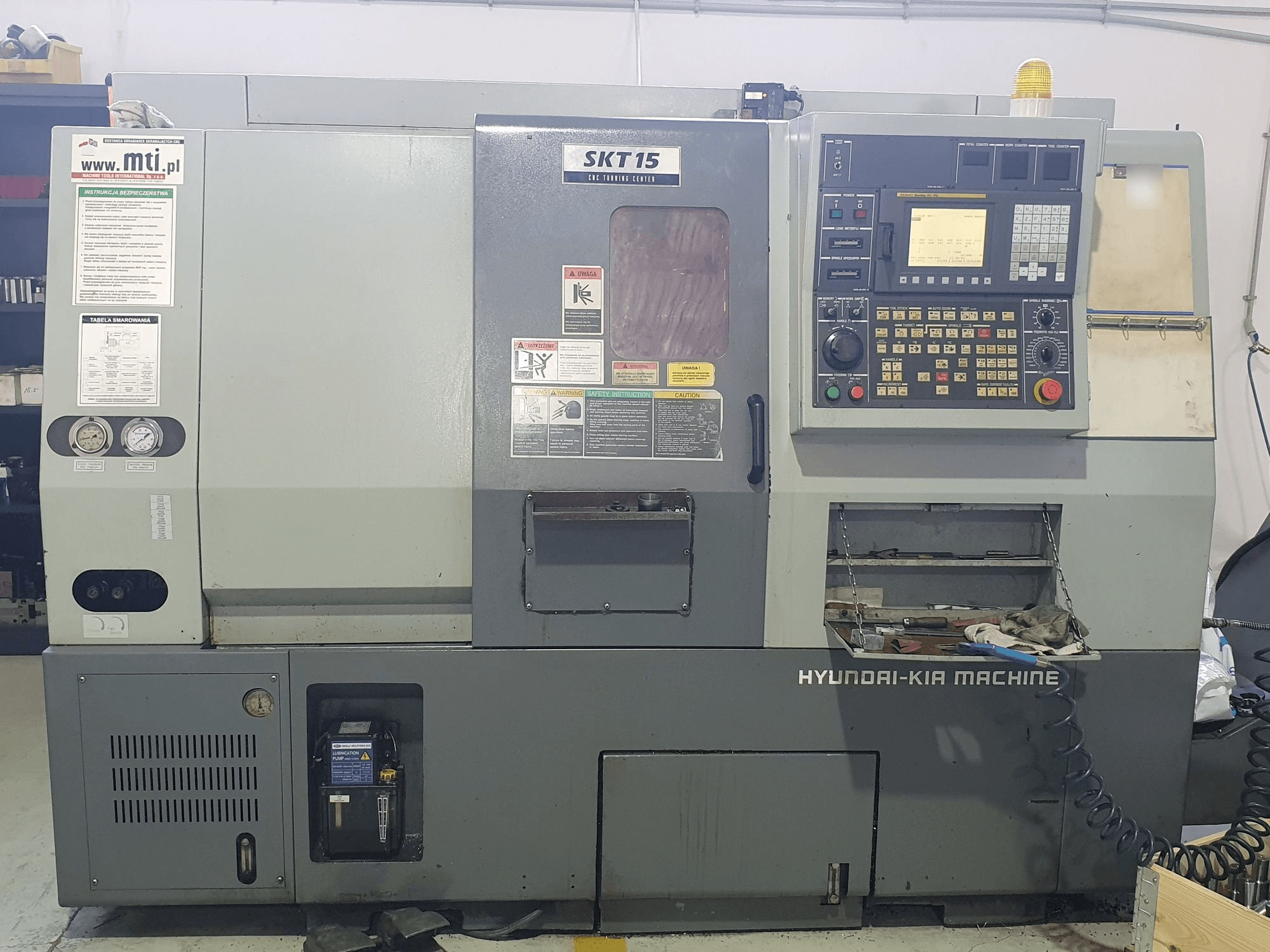 Widok z przodu maszyny Hyundai Kia SKT15