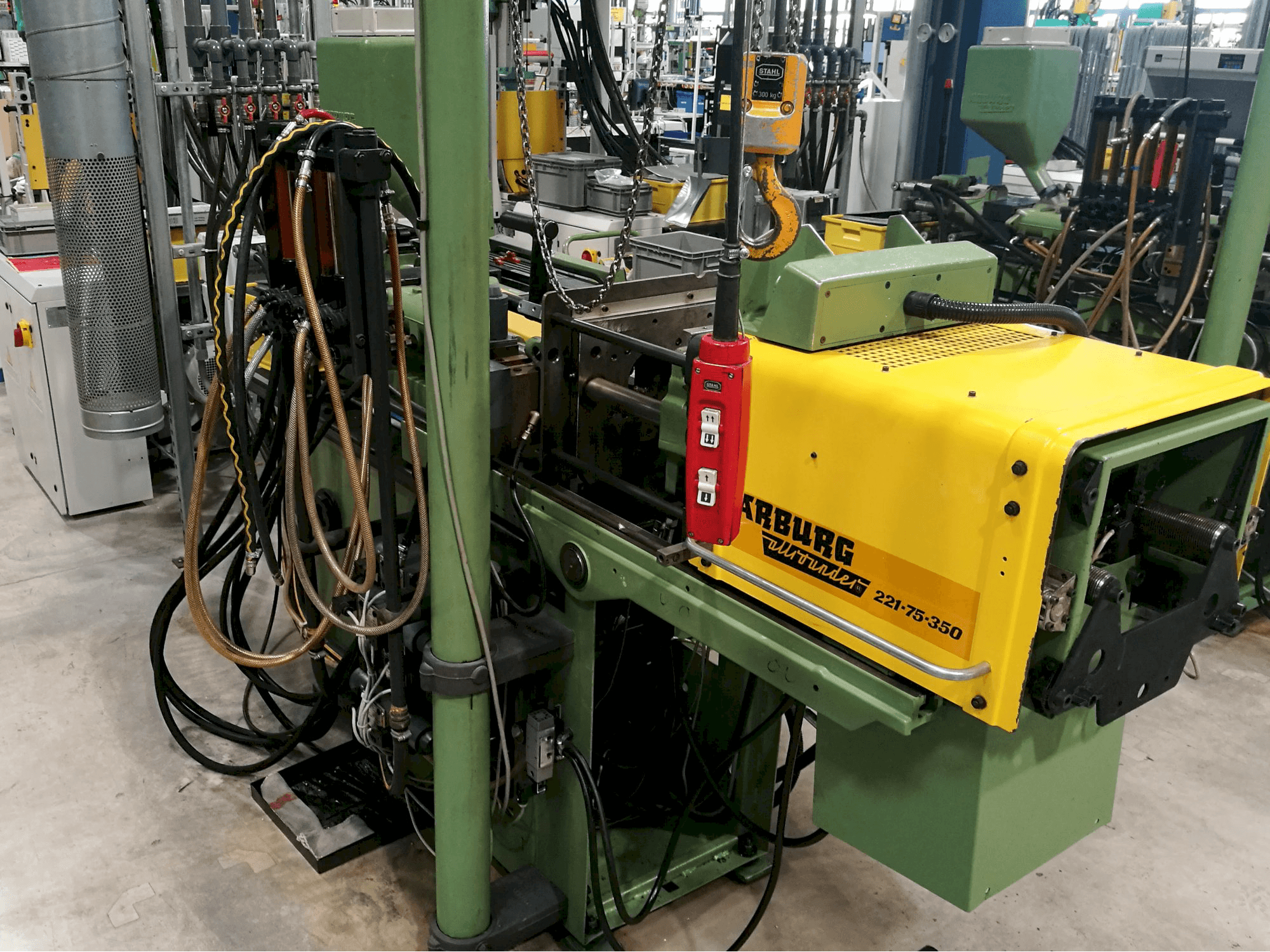 Widok z prawej maszyny Arburg Allrounder 221-75-350