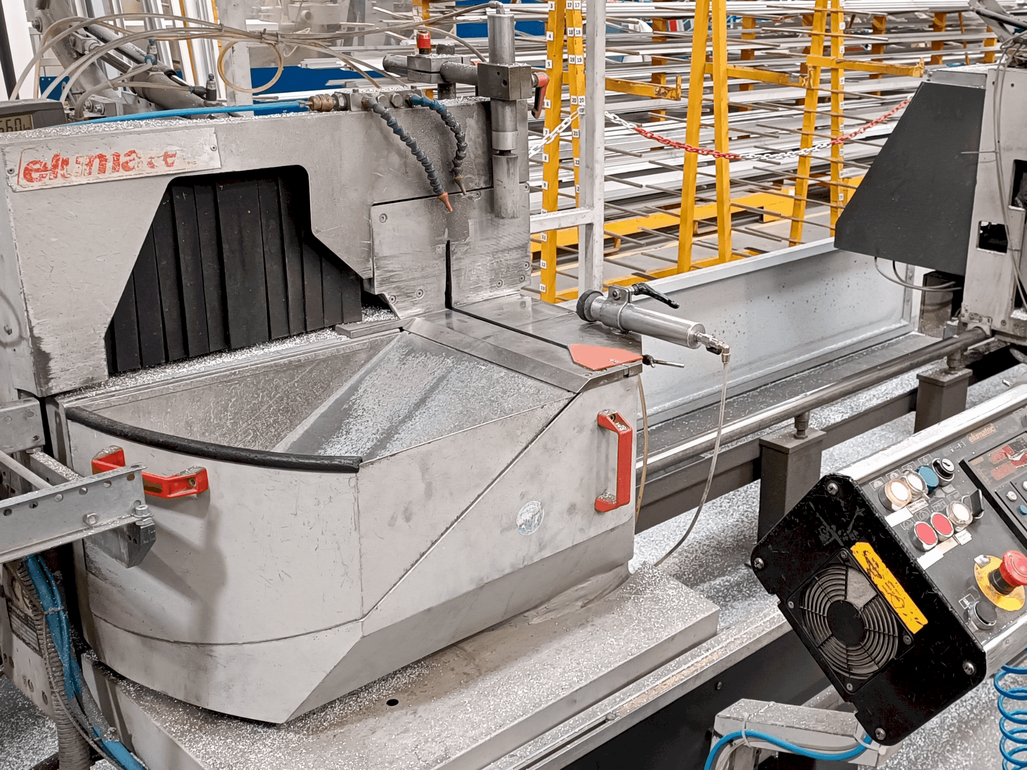 Widok z przodu maszyny Elumatec DG 104/02 E255