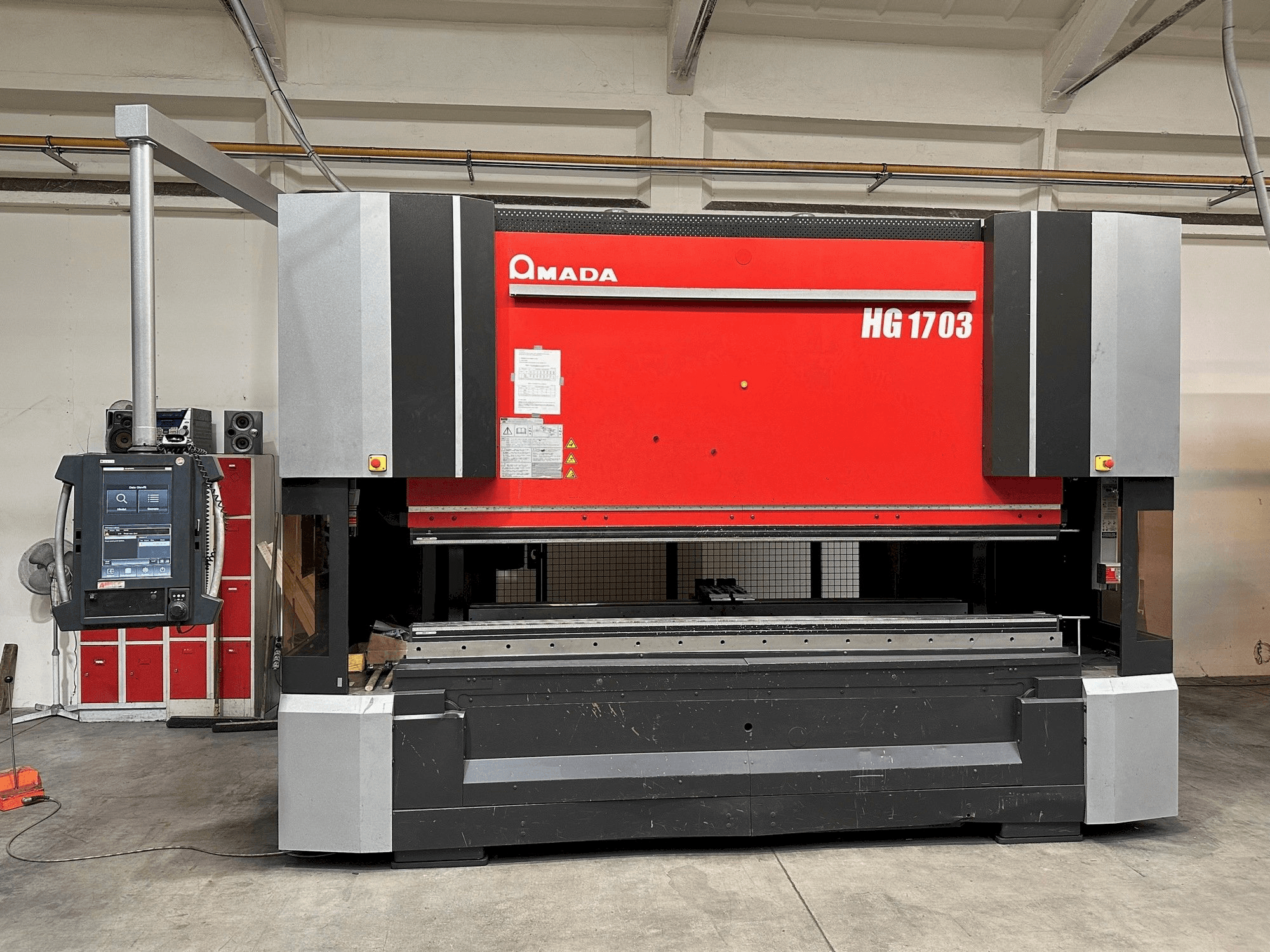 Widok z przodu maszyny AMADA HG-1703
