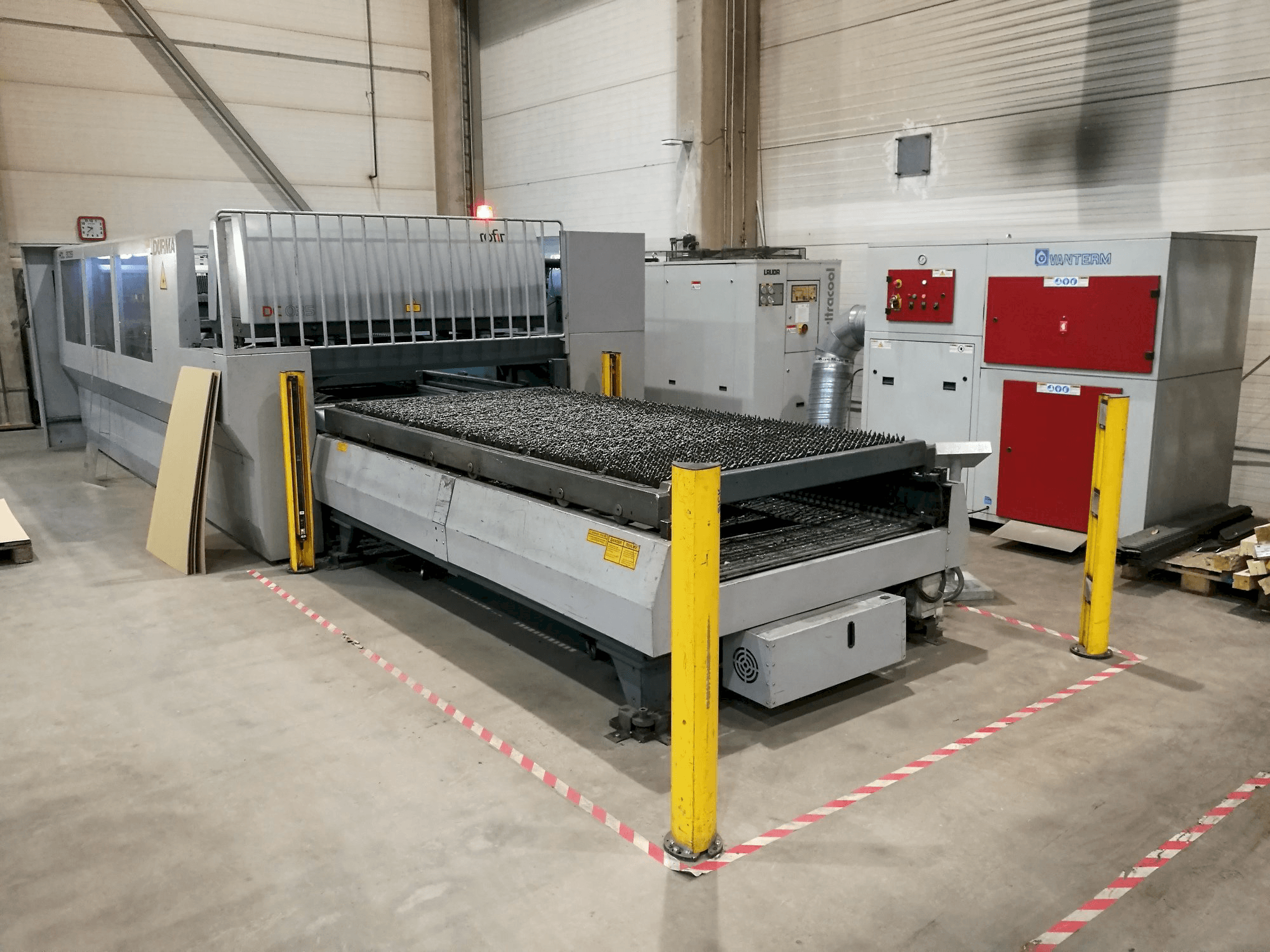 Widok lewej strony maszyny Durma HDL 3015