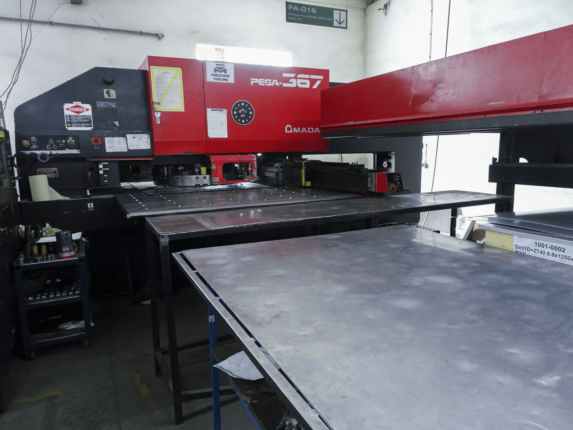 Widok z lewej maszyny AMADA PEGA 367