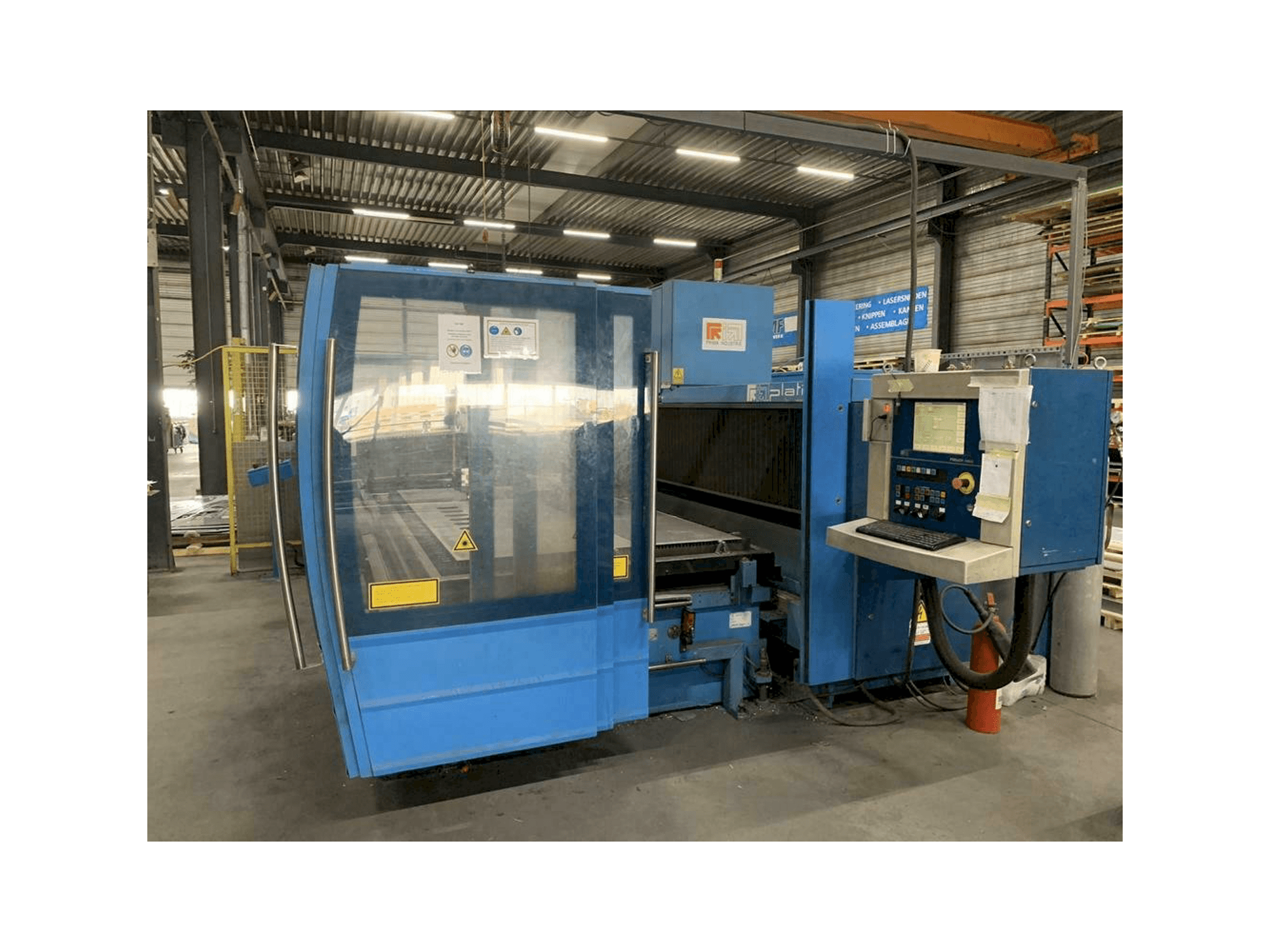 Widok z przodu maszyny Prima Power Platino 1530