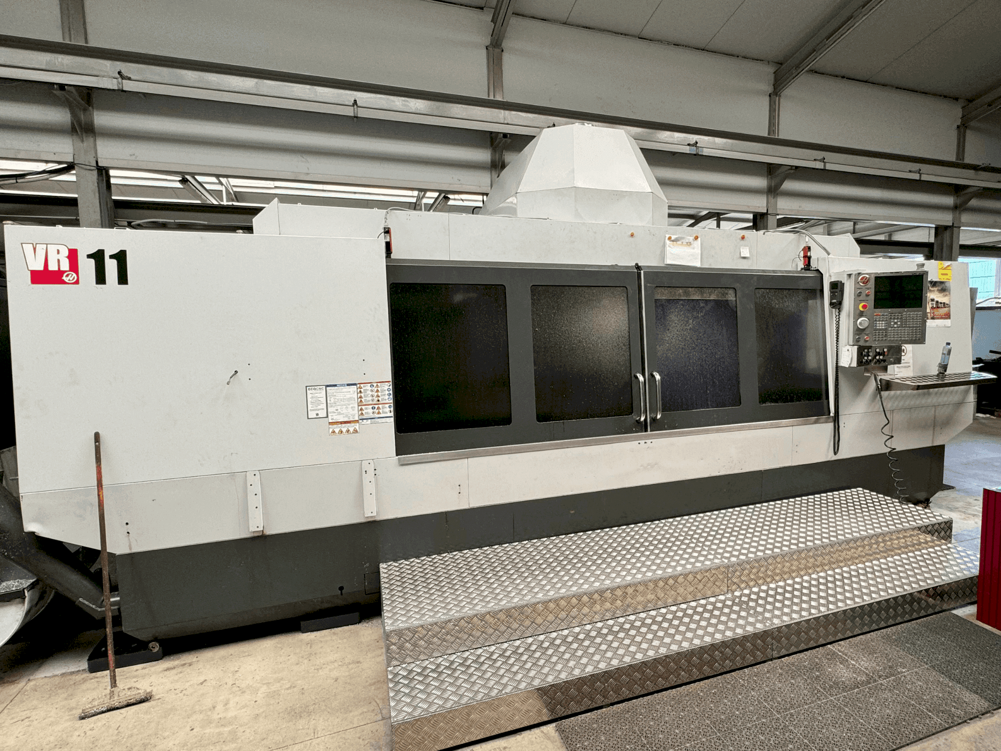 Widok z przodu maszyny HAAS VR-11