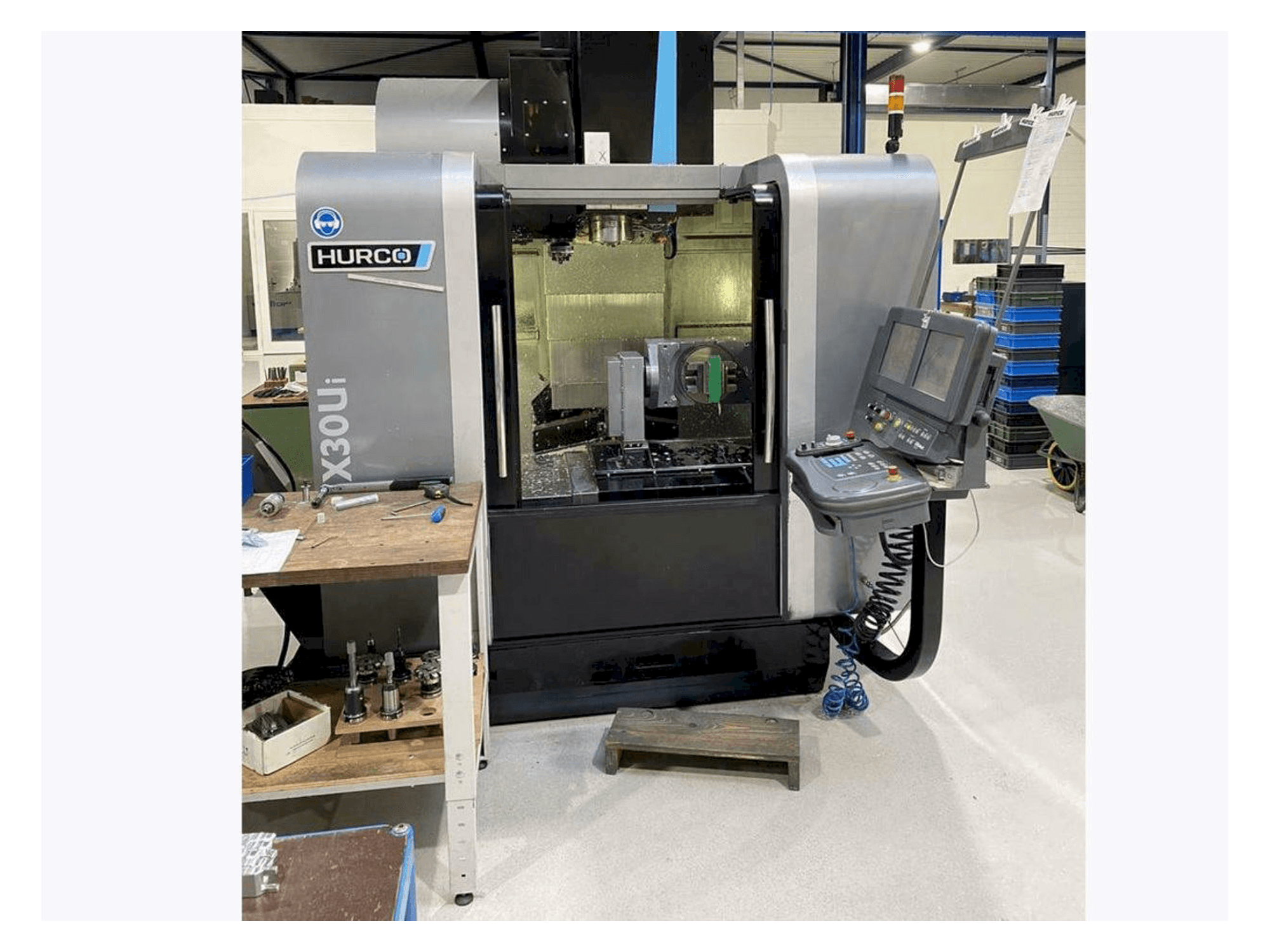 Widok z przodu maszyny Hurco VMX30 Ui