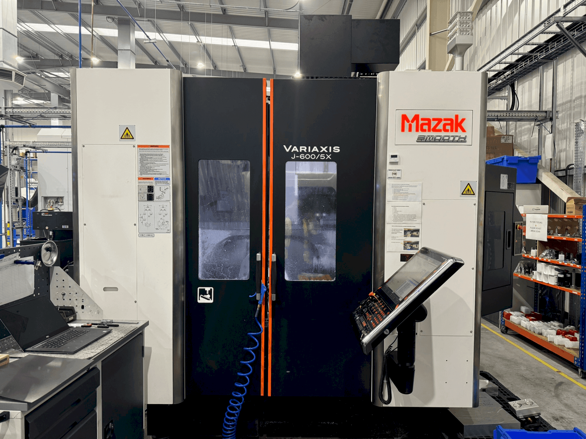 Widok z przodu maszyny Mazak Variaxis J-600