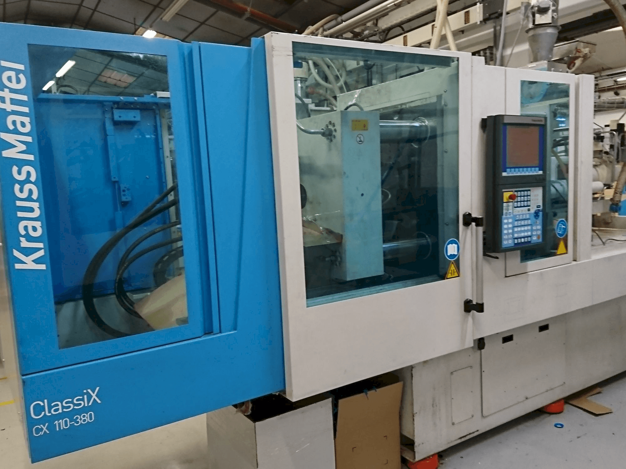 Widok z przodu maszyny Krauss Maffei 110-380 CX