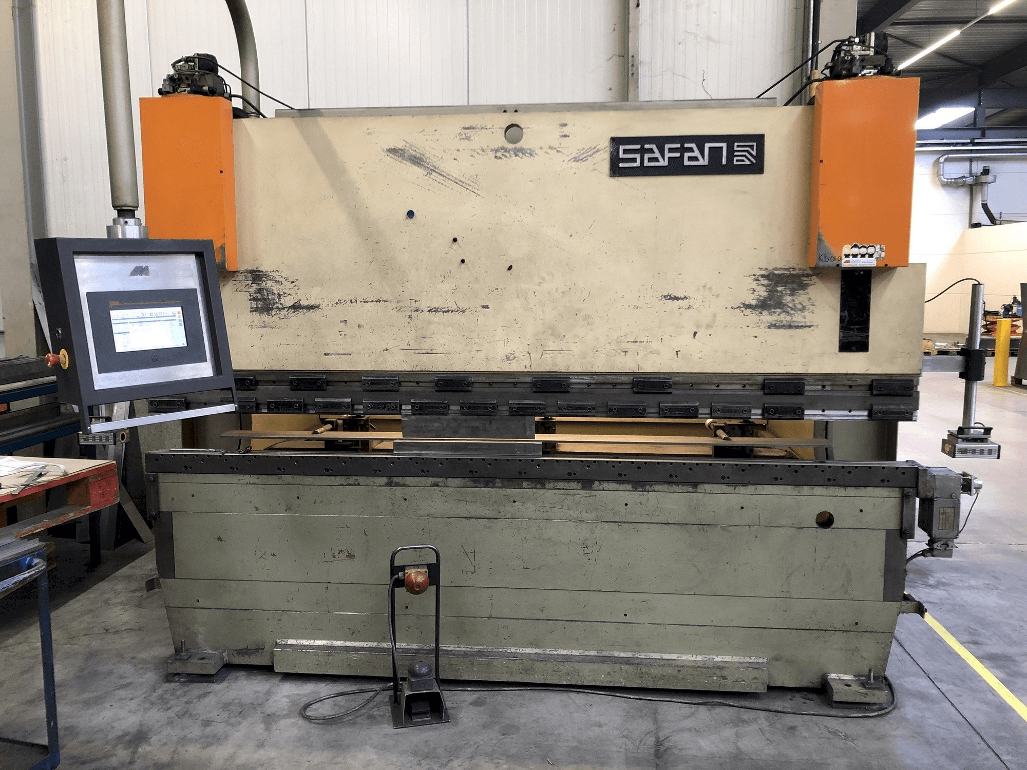 Widok z przodu maszyny Safan CNCL 110T
