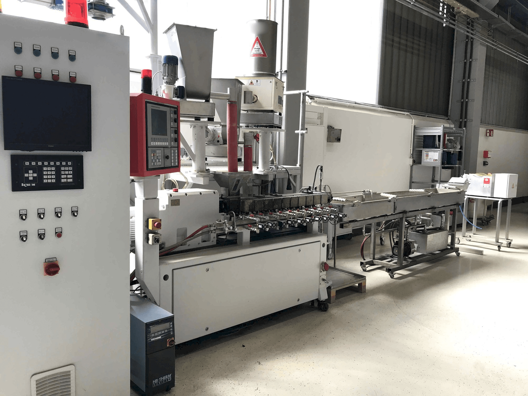 Widok z przodu maszyny Leistriz ZSE 27/GL-44D